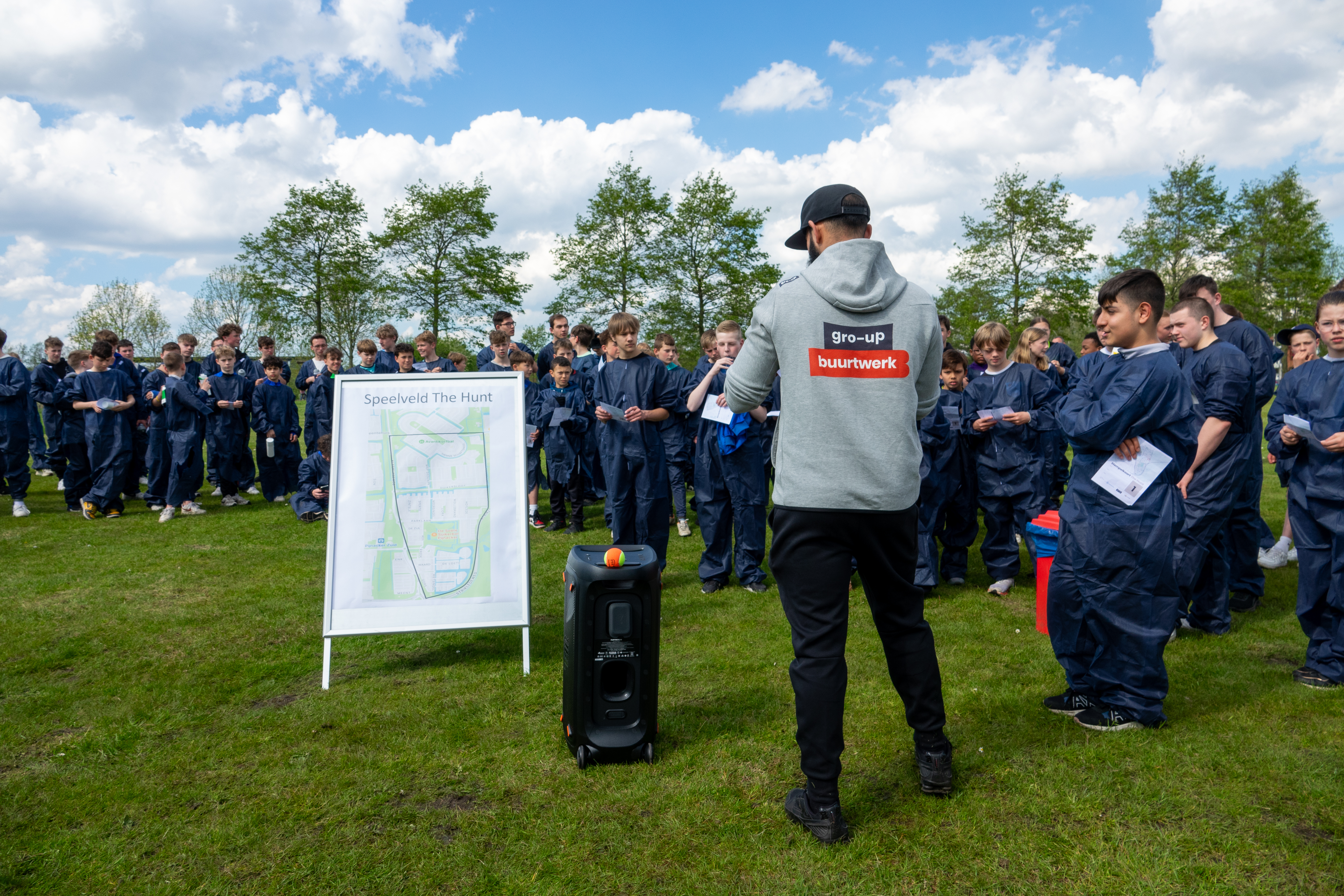 Jongeren proberen uit handen van politie te blijven tijdens The Hunt in Pijnacker-Nootdorp