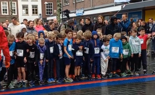 gro-up kinderen lopen de DrechtStadLoop