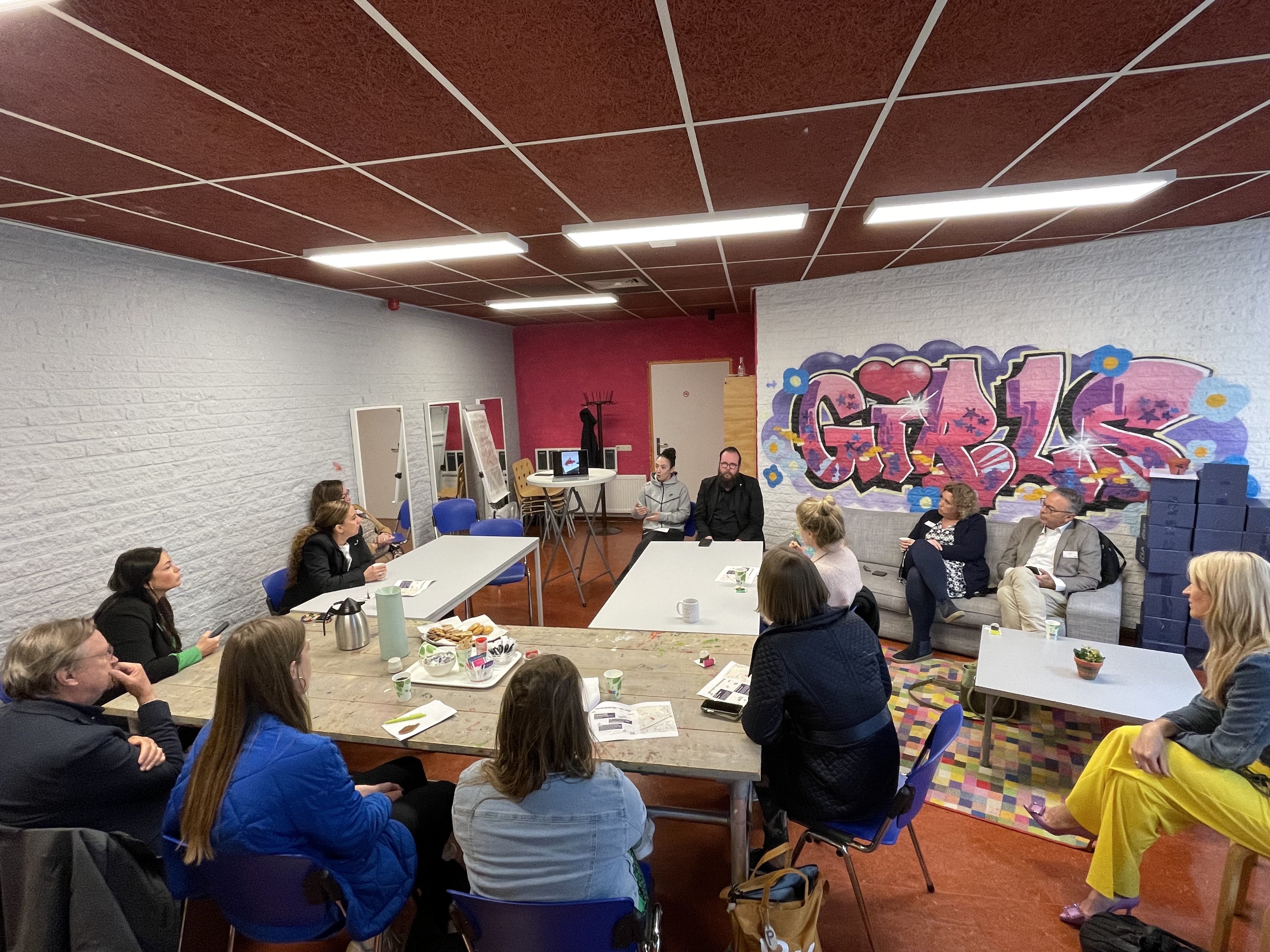 gro-up volwassenen op bezoek bij Huis van de Wijk Zevenkamp