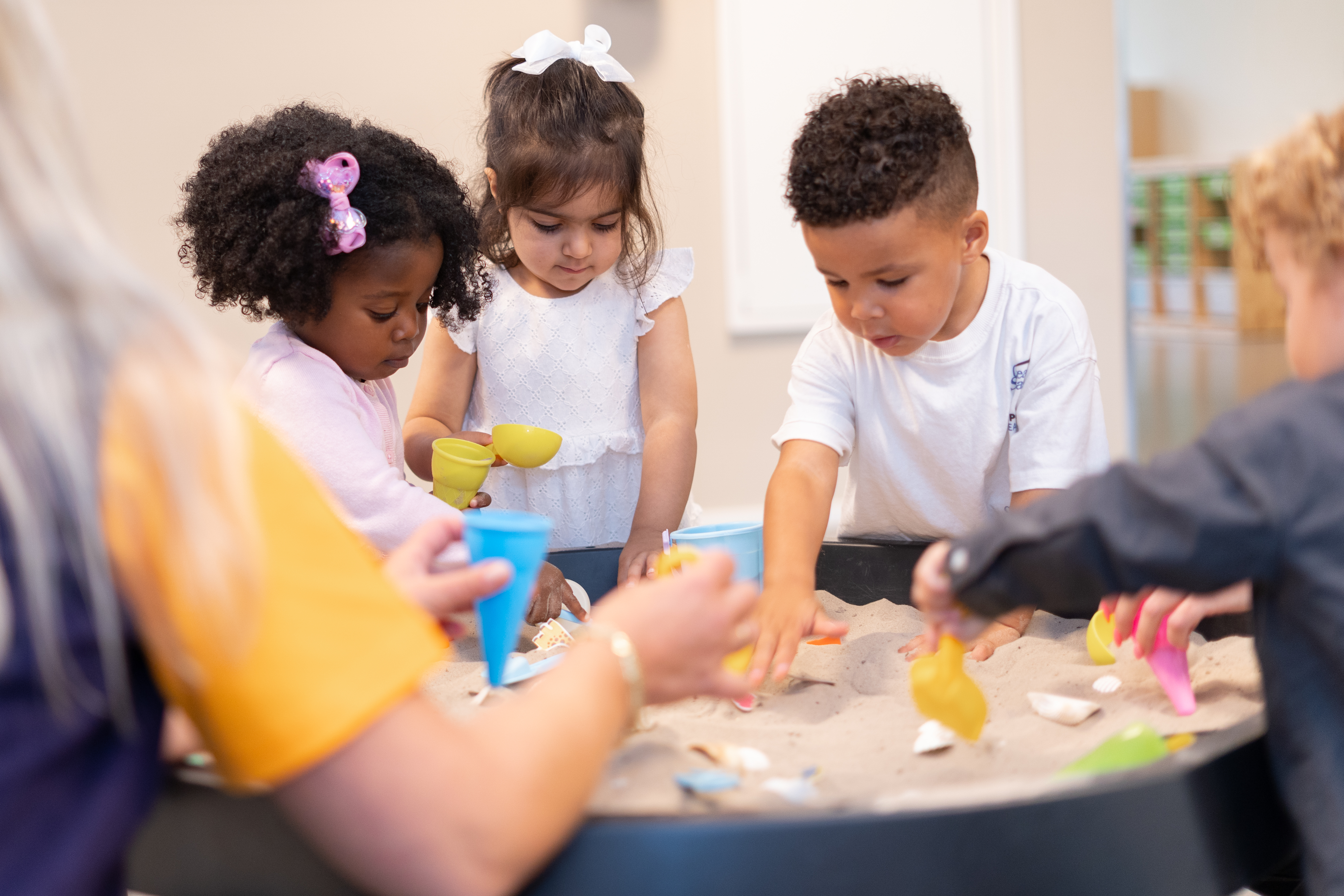 gro-up kinderdagverblijf kinderen spelen samen in de zandbak
