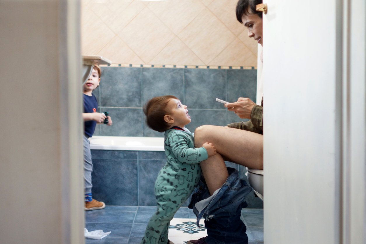 gro-up volwassenen op de wc met telefoon en kinderen