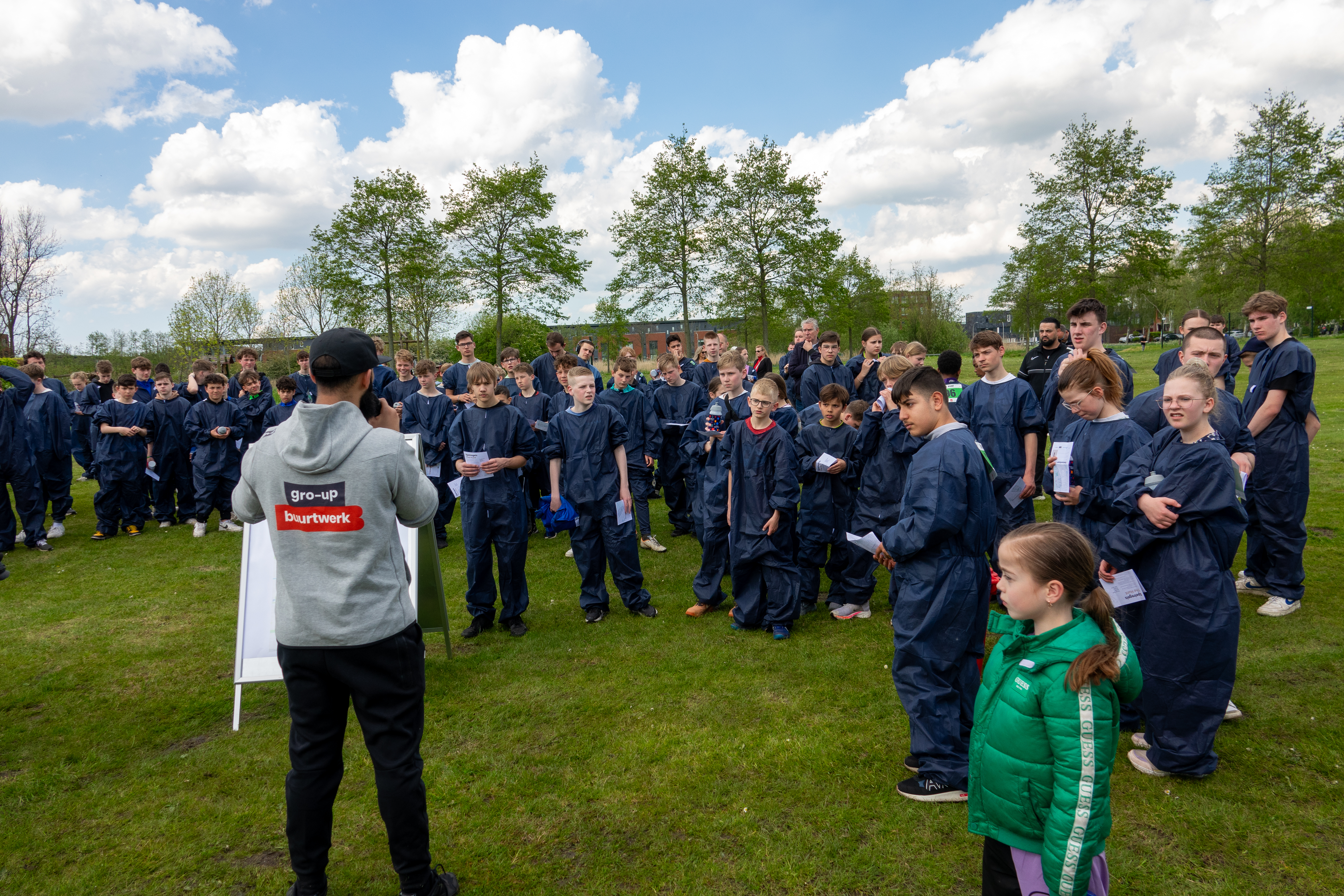 Jongeren staan klaar voor het spel The Hun in Pijnacker-Nootdorp, onder andere georganiseerd door gro-up buurtwerk