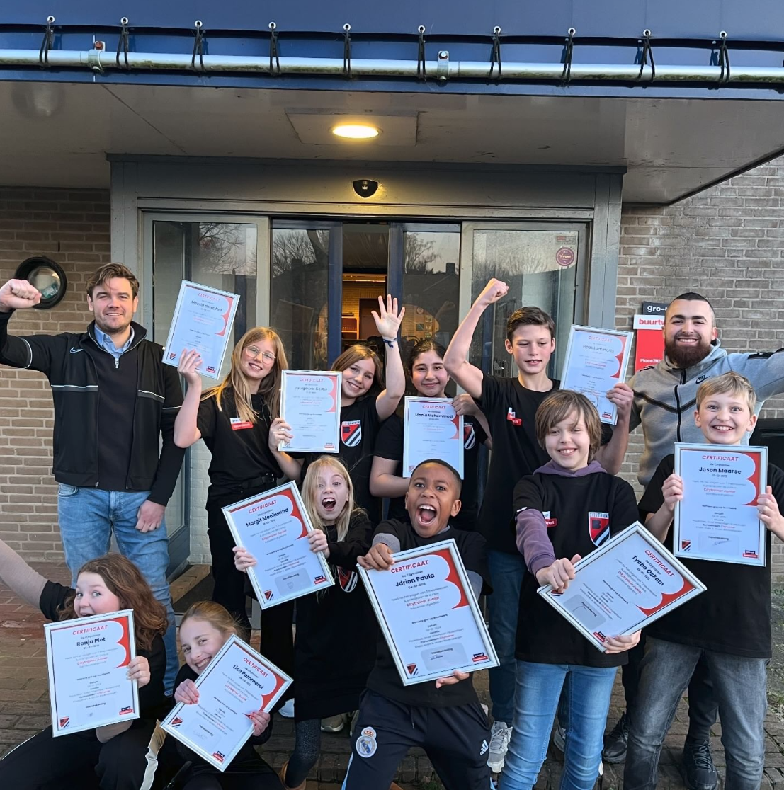 Kinderen tonen trots hun diploma: ze hebben de cursus Citytrainer van gro-up buurtwerk in Aalsmeer met succes afgerond