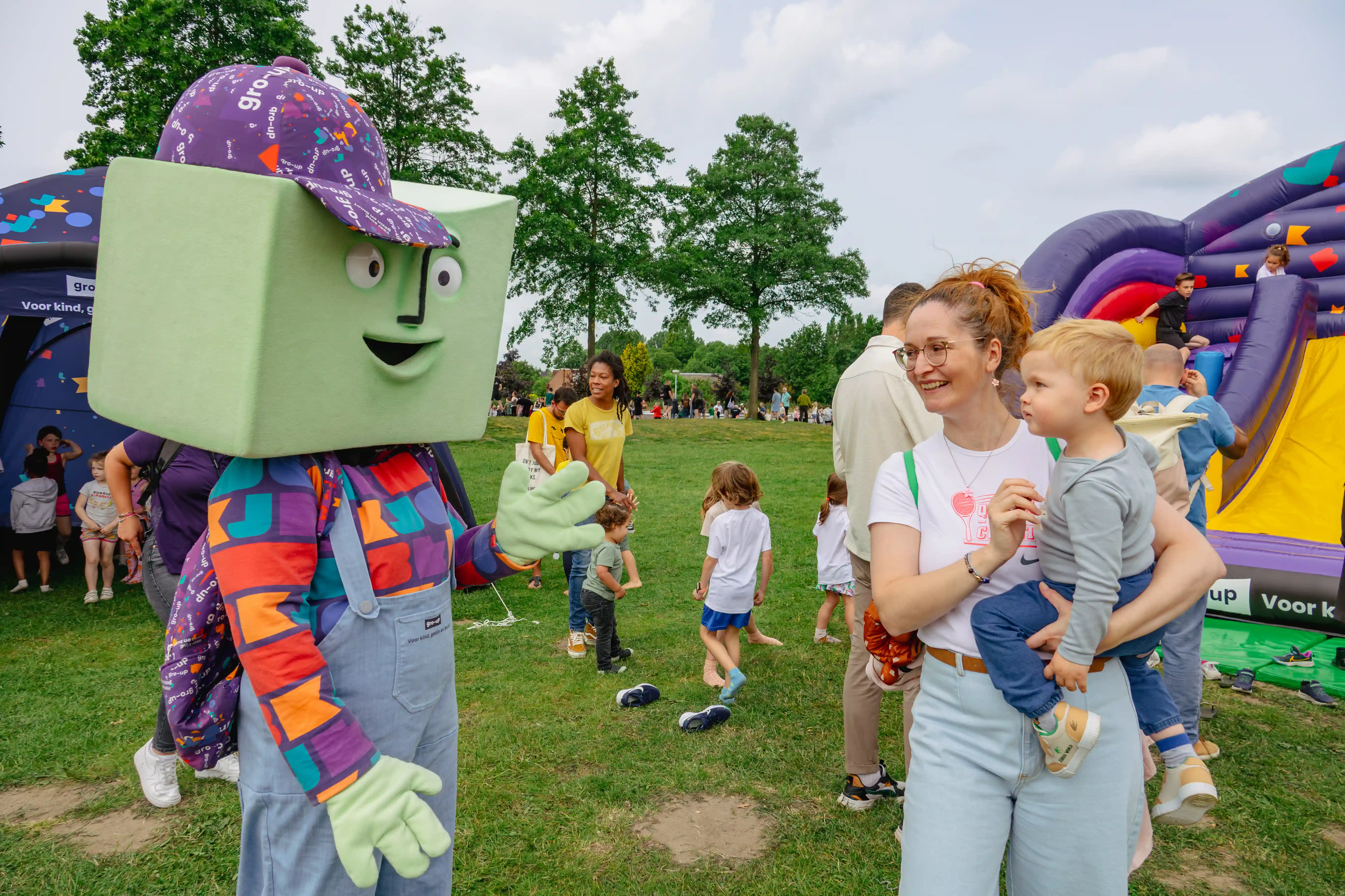 Kind ontmoet mascotte grup tijdens de Lint-Wurmpie Run