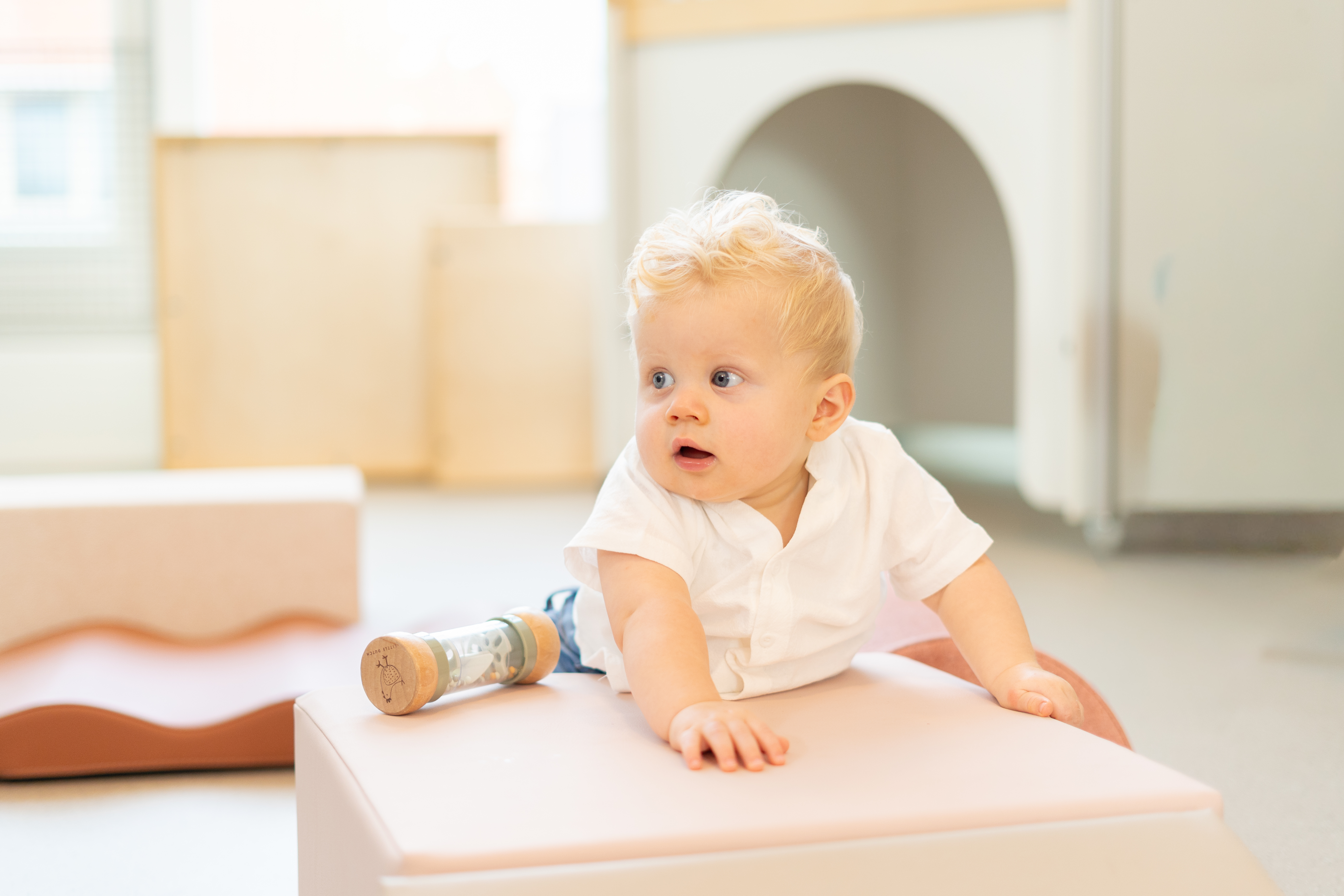 gro-up kinderdagverblijf baby kruipt en klimt