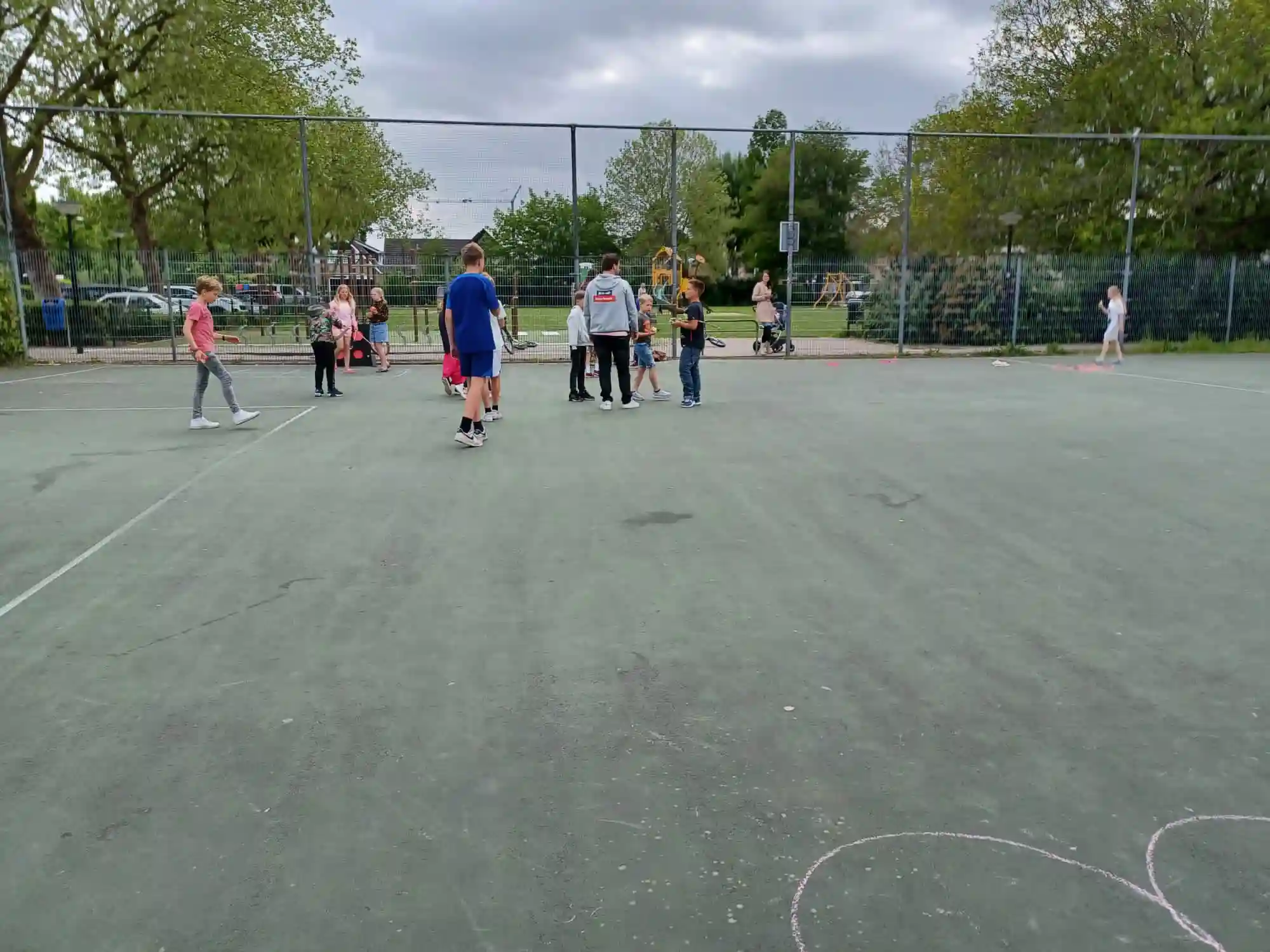 Kinderen doen mee aan een sportactiviteit van gro-up buurtwerk Krimpenerwaard
