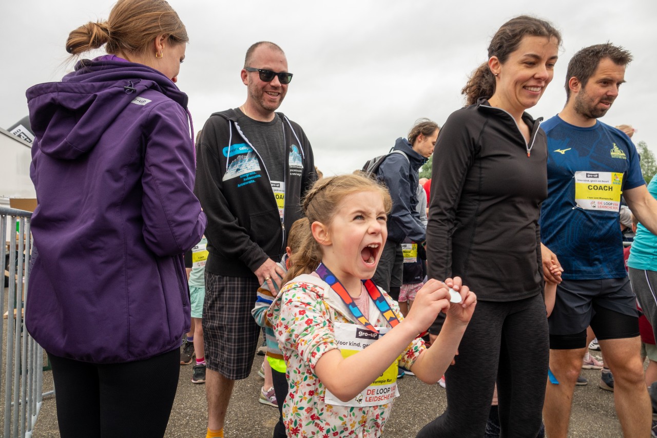 gro-up Lint-Wurmpie Run meisje dolblij met haar medaille