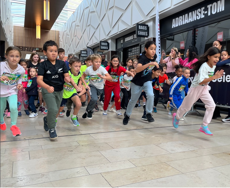 Kinderen rennen door Winkelcentrum Koperwiek tijdens de gro-up Kids Run van het loopfestijn Capelle