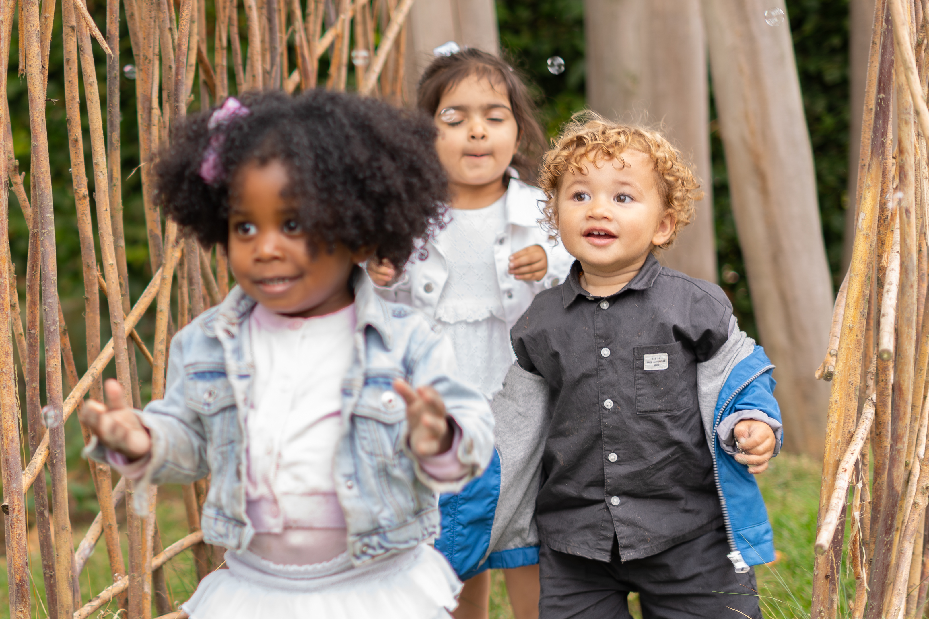 gro-up kinderdagverblijf kinderen rennen buiten achter bellenblaas aan
