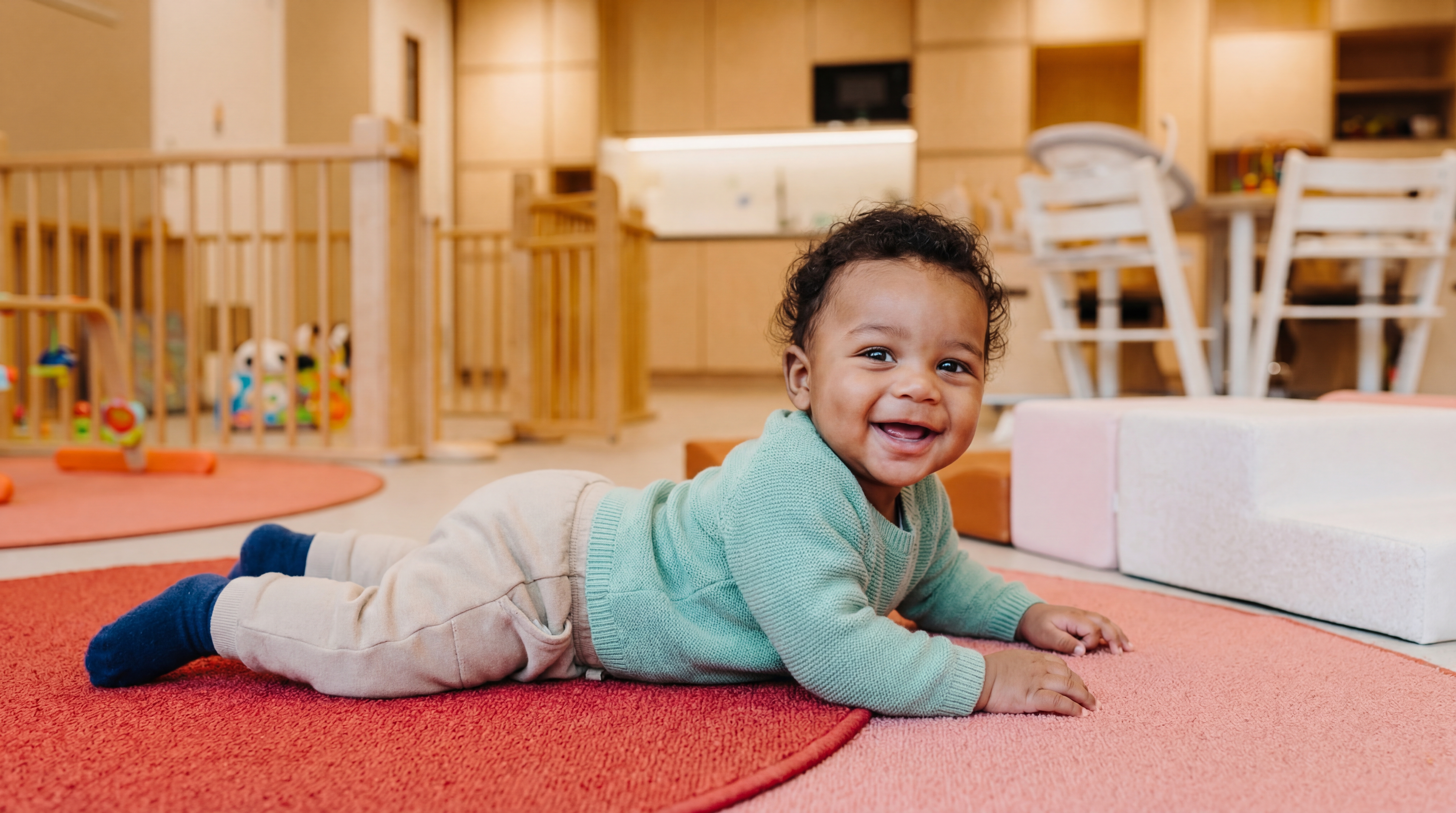 Baby ligt op kleed bij het kinderdagverblijf van gro-up