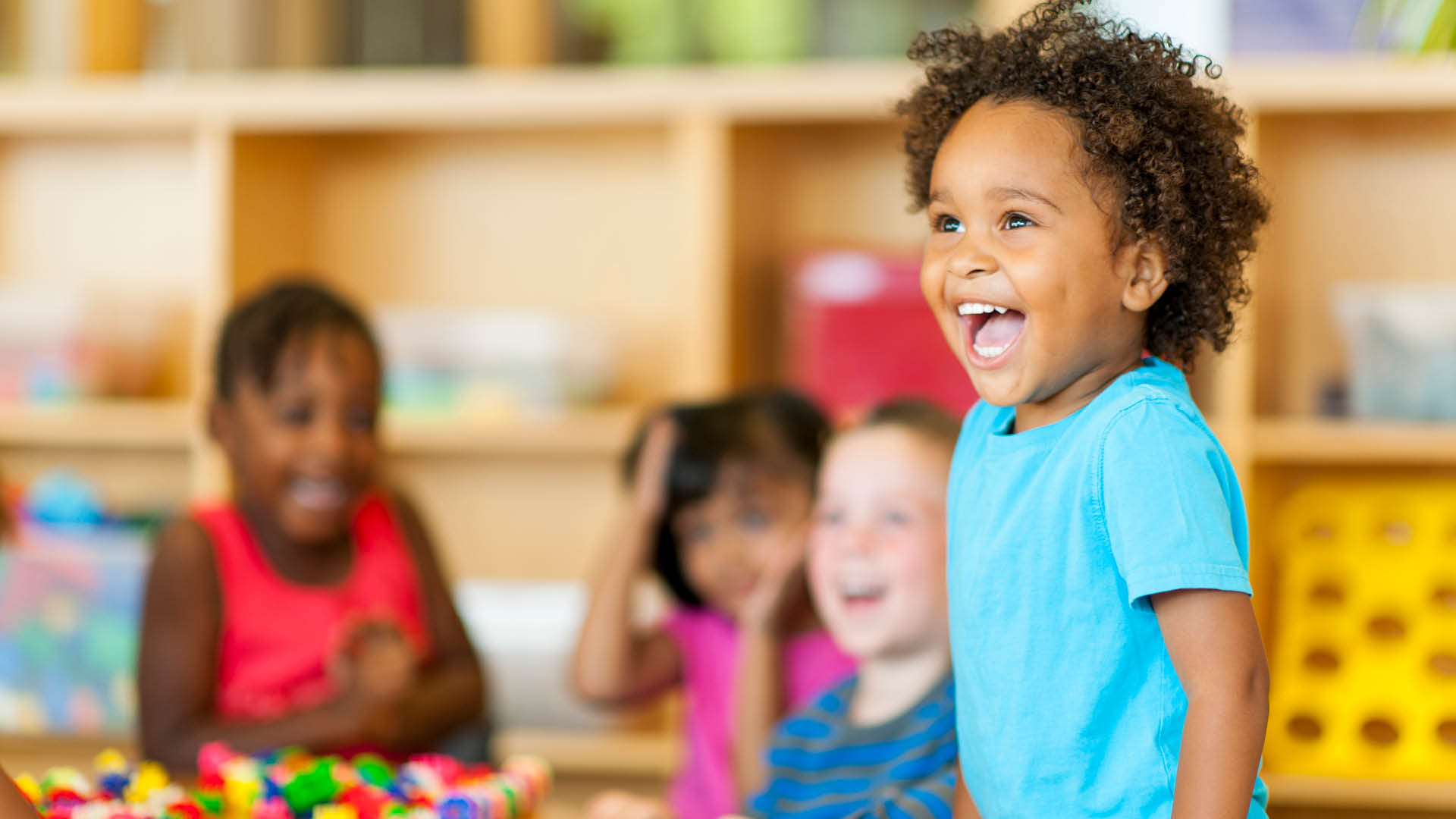 Een heel blij kind bij buitenschoolse opvang Nansenplaats van gro-up