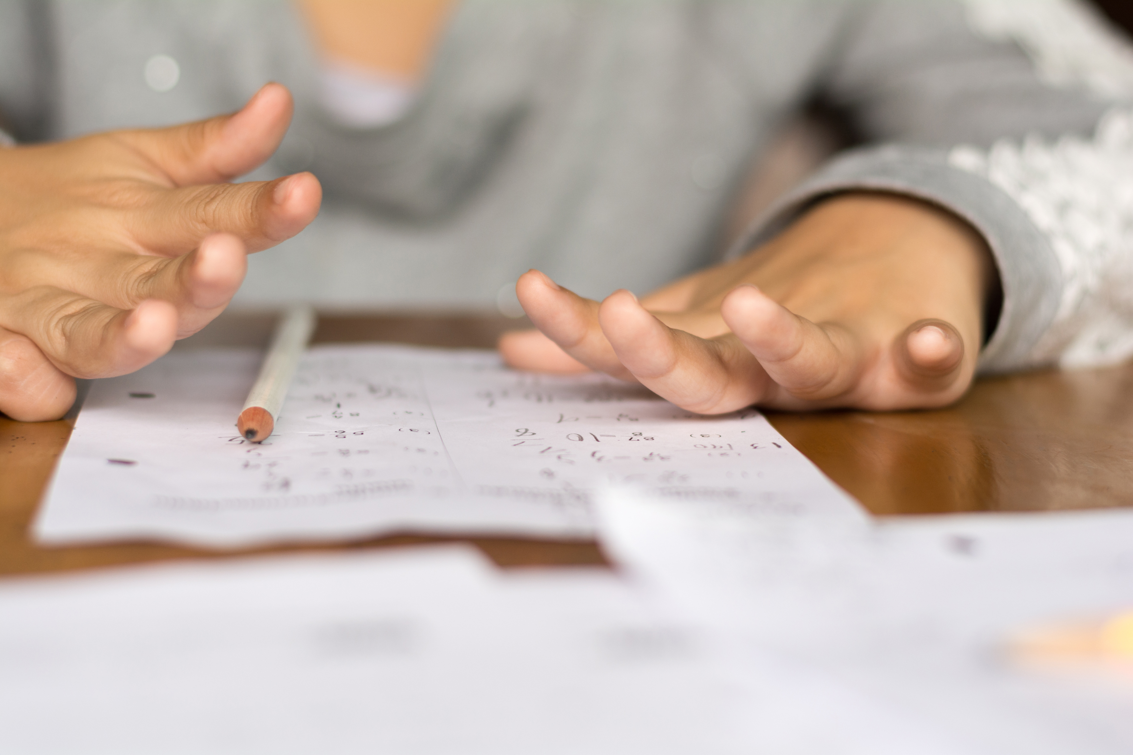 gro-up kind heeft problemen met huiswerk maken