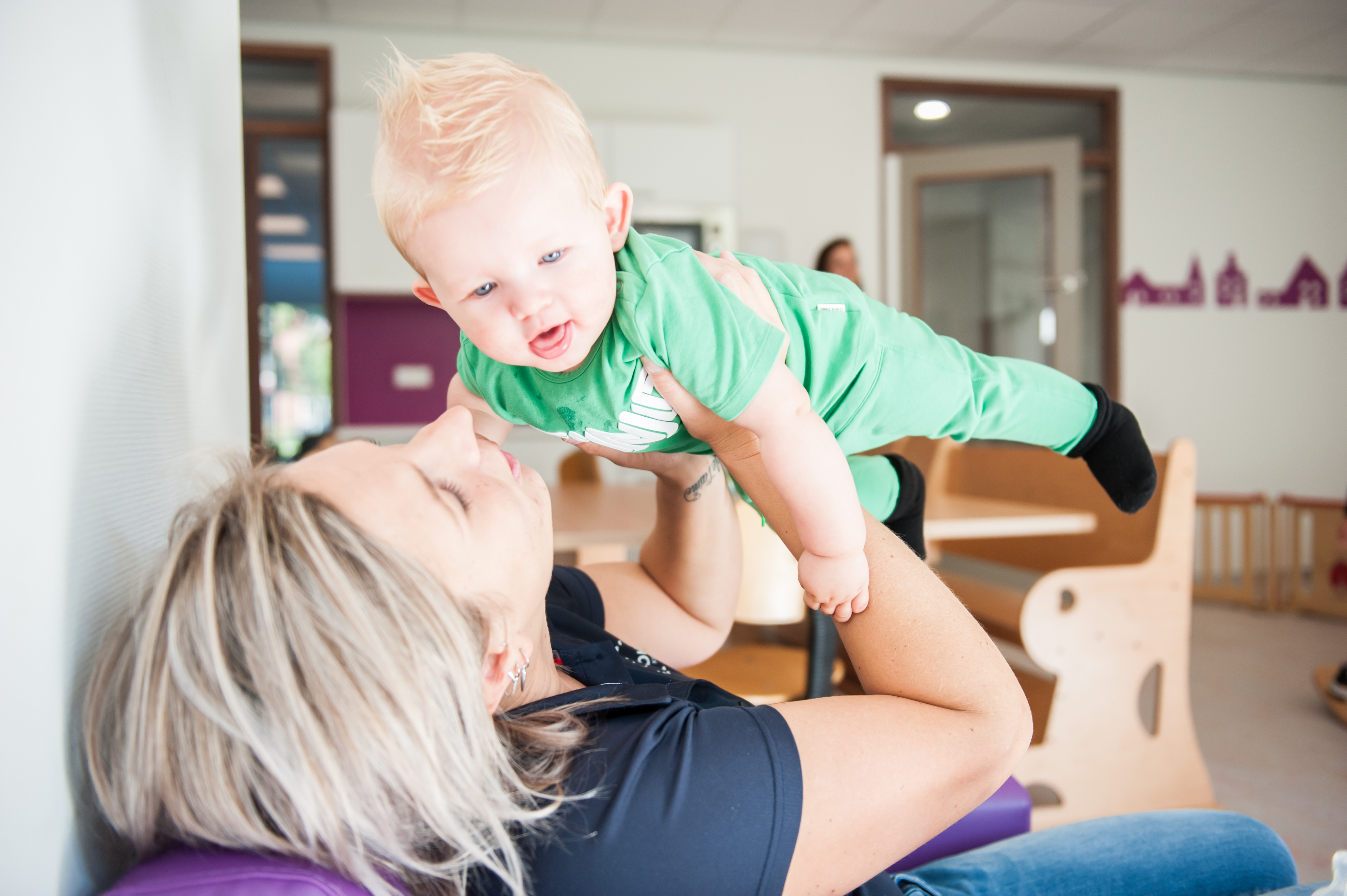 gro-up baby wordt opgetild