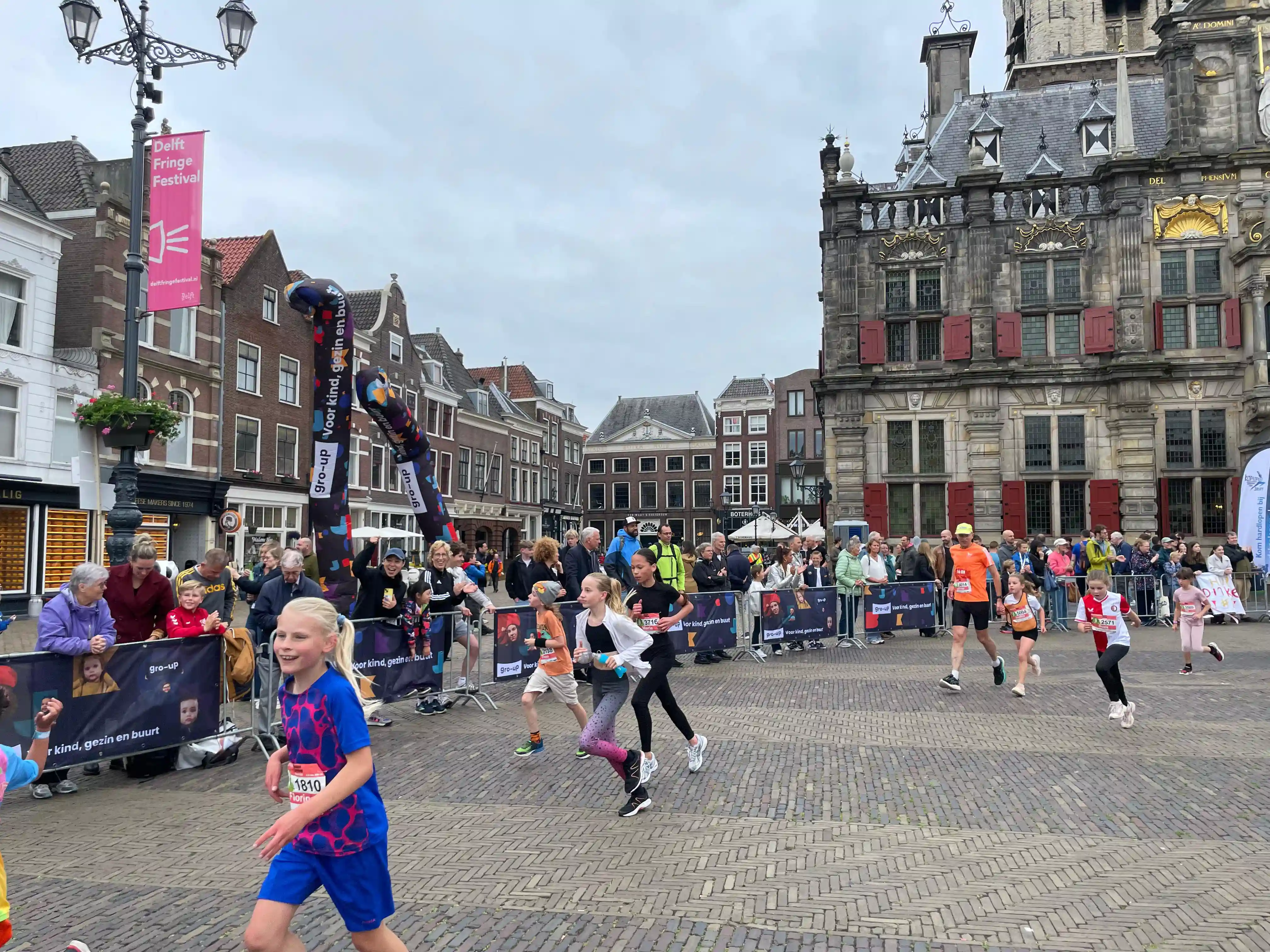 Kinderen lopen over de Markt tijdens de jeugdloop van de Golden Tenloop in Delft
