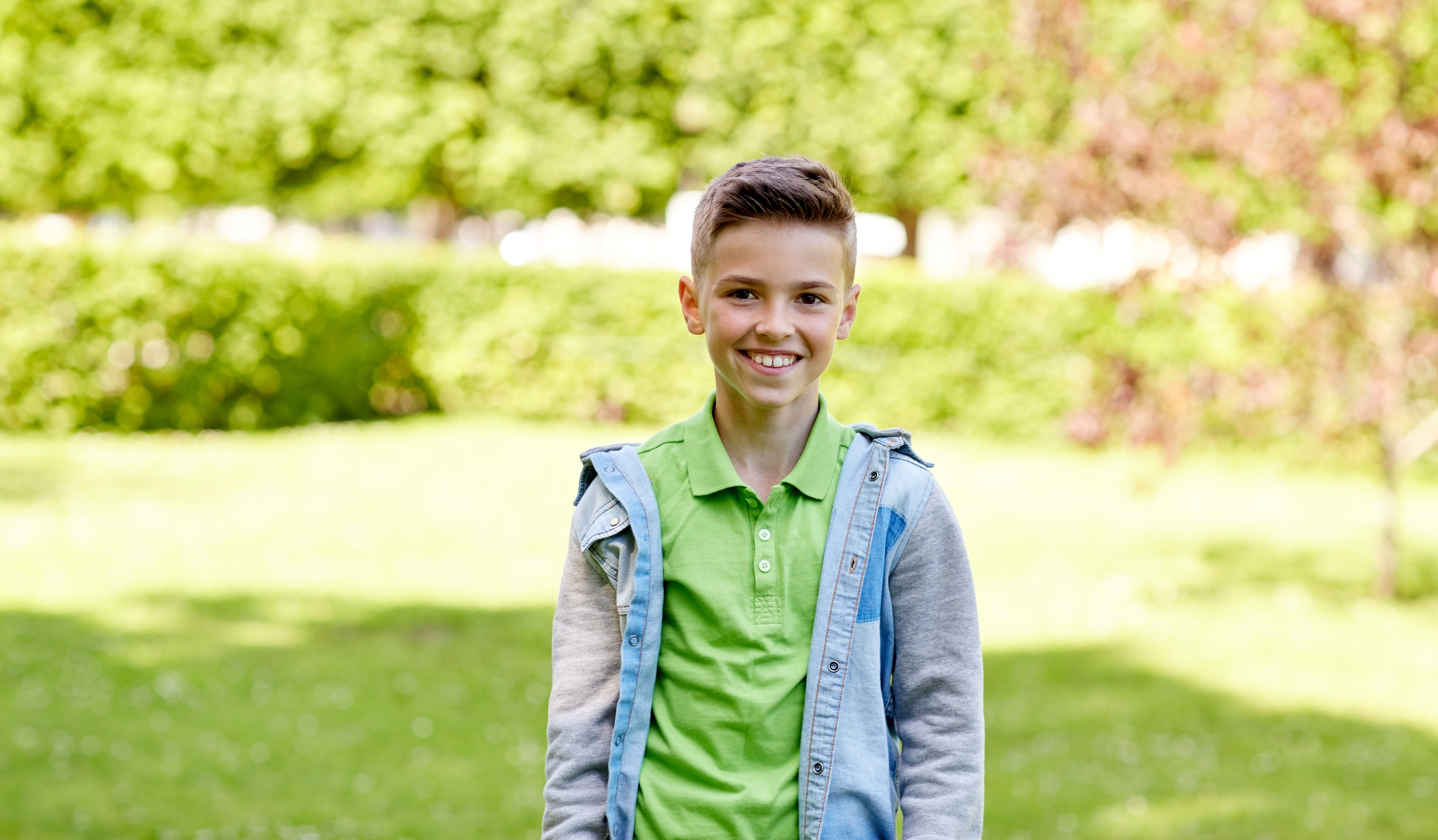 gro-up jongen buiten lachend