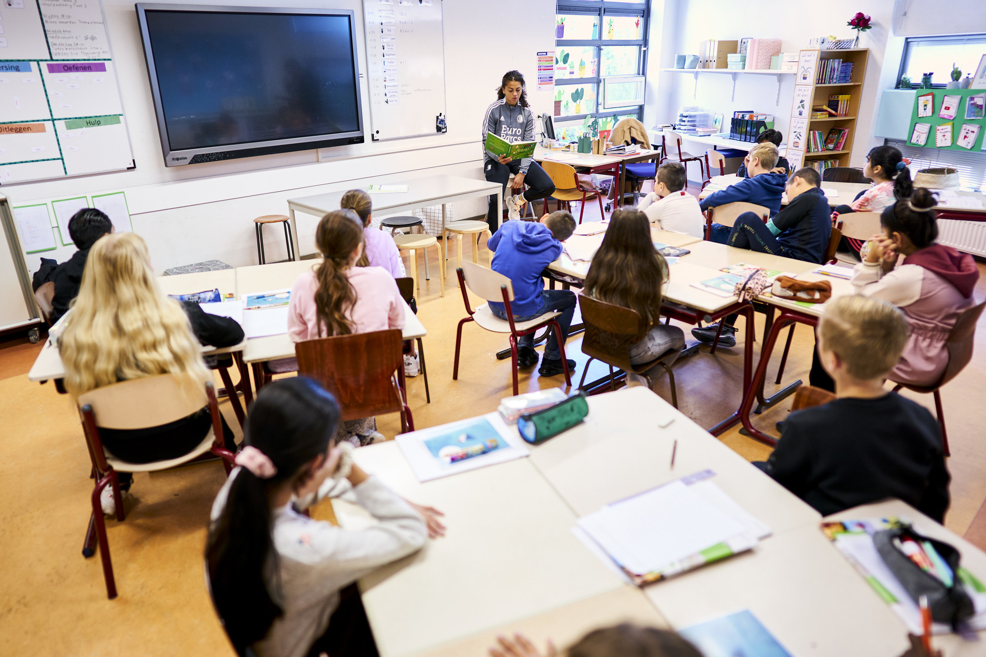 gro-up kinderen worden voorgelezen door Feyenoord