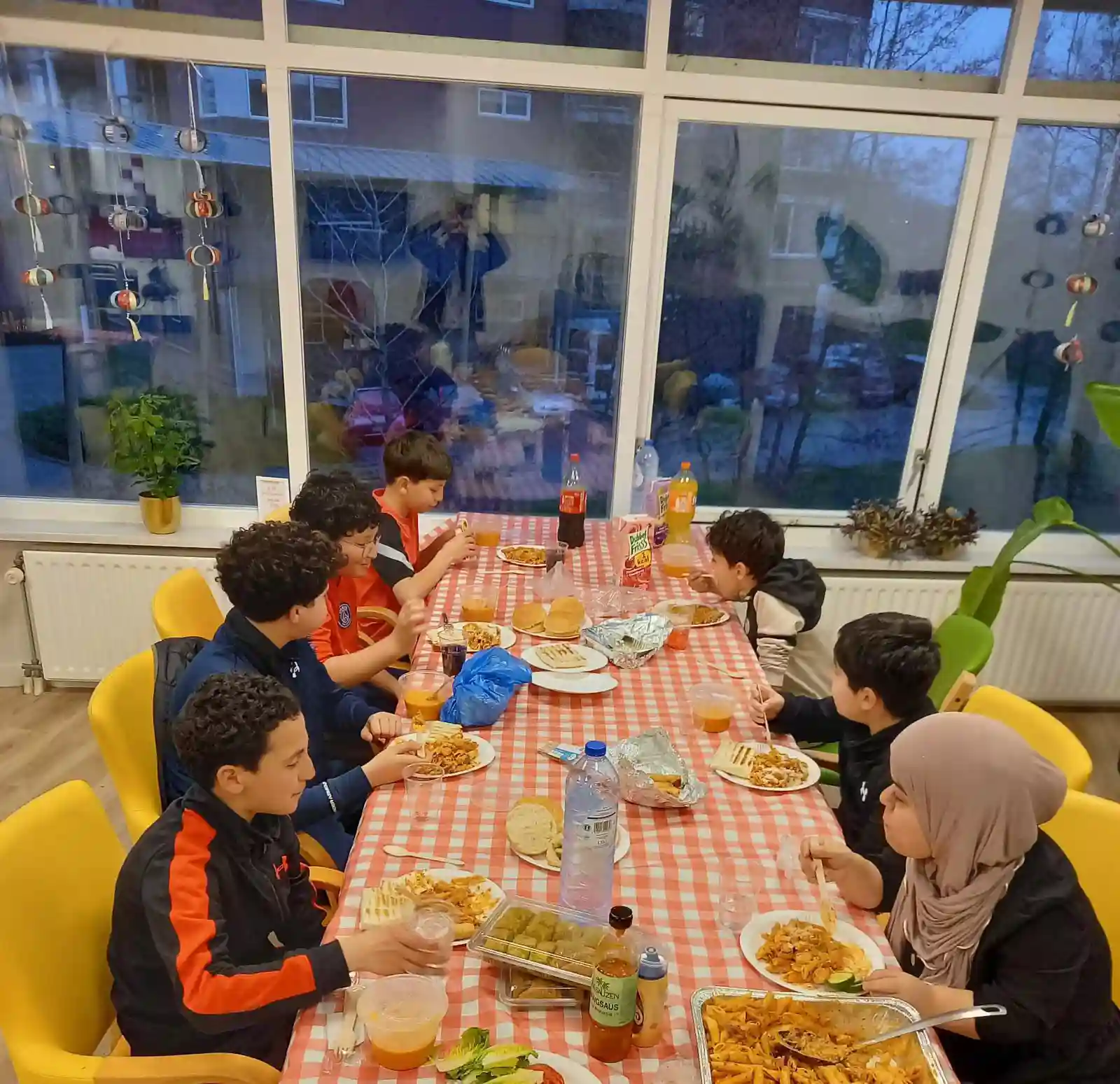 Jongeren organiseren een Iftar, samen met gro-up buurtwerk Krimpenerwaard