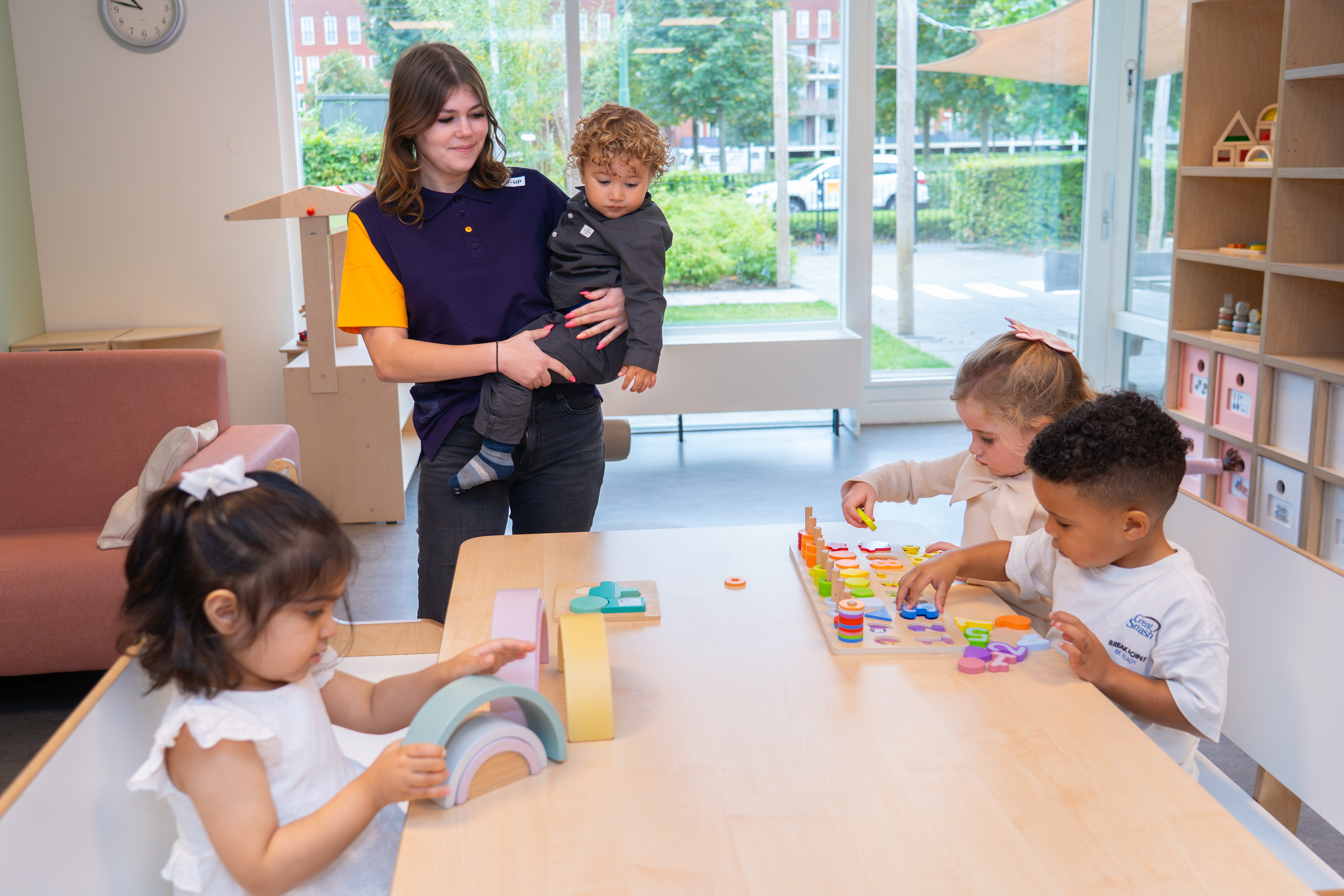 Kinderen spelen op de groep van het kinderdagverblijf van gro-up