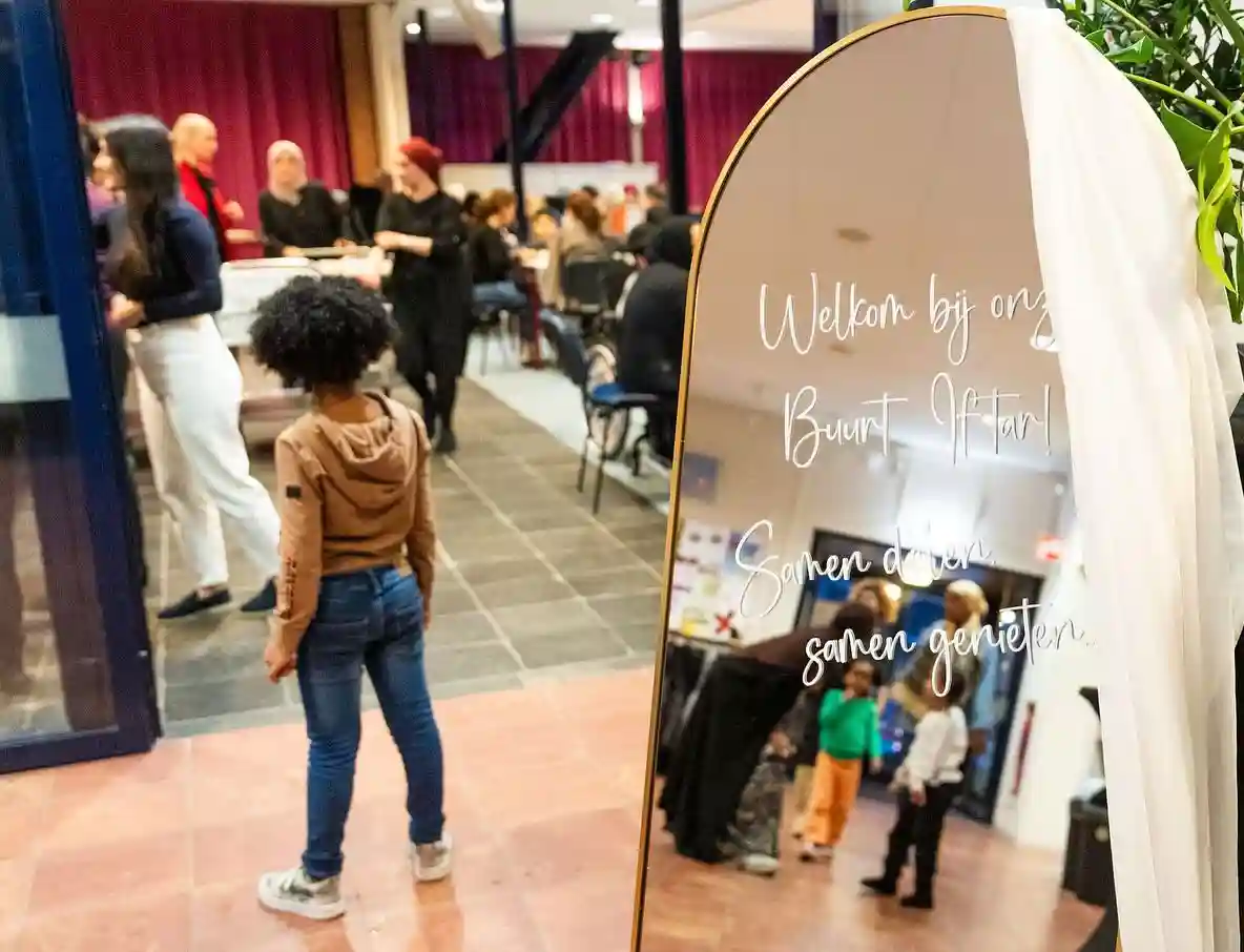 Een spiegel met welkomstekst bij een Iftar in Woerden georganiseerd door en voor buurtbewoners, met hulp van gro-up