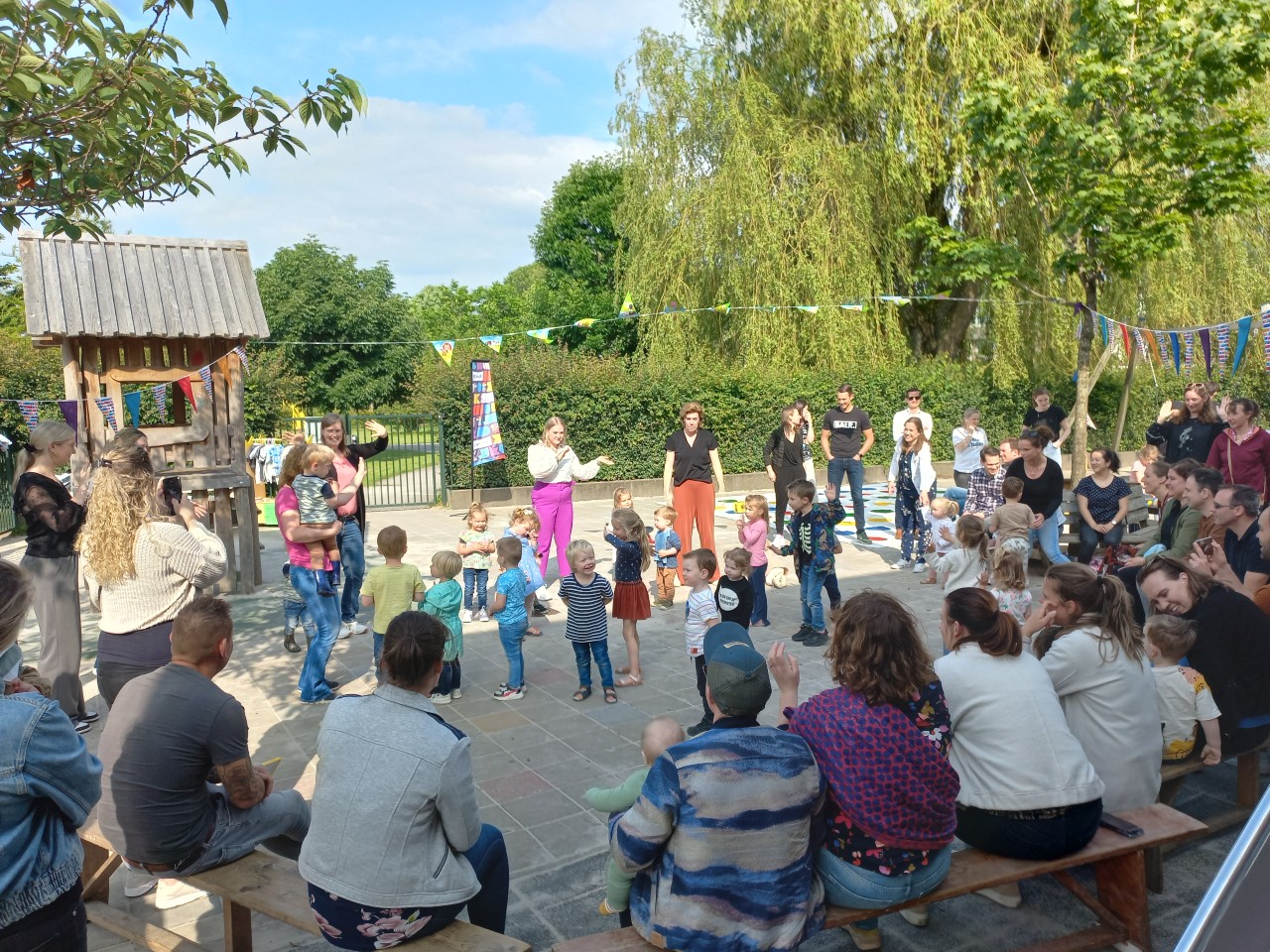 Ouders en kinderen op het plein bij peuteropvang Kiekeboe in Linschoten van gro-up