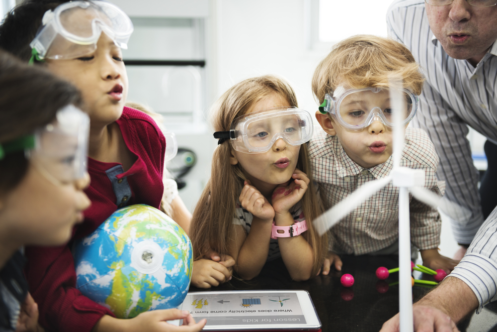 gro-up kinderen doen een experiment