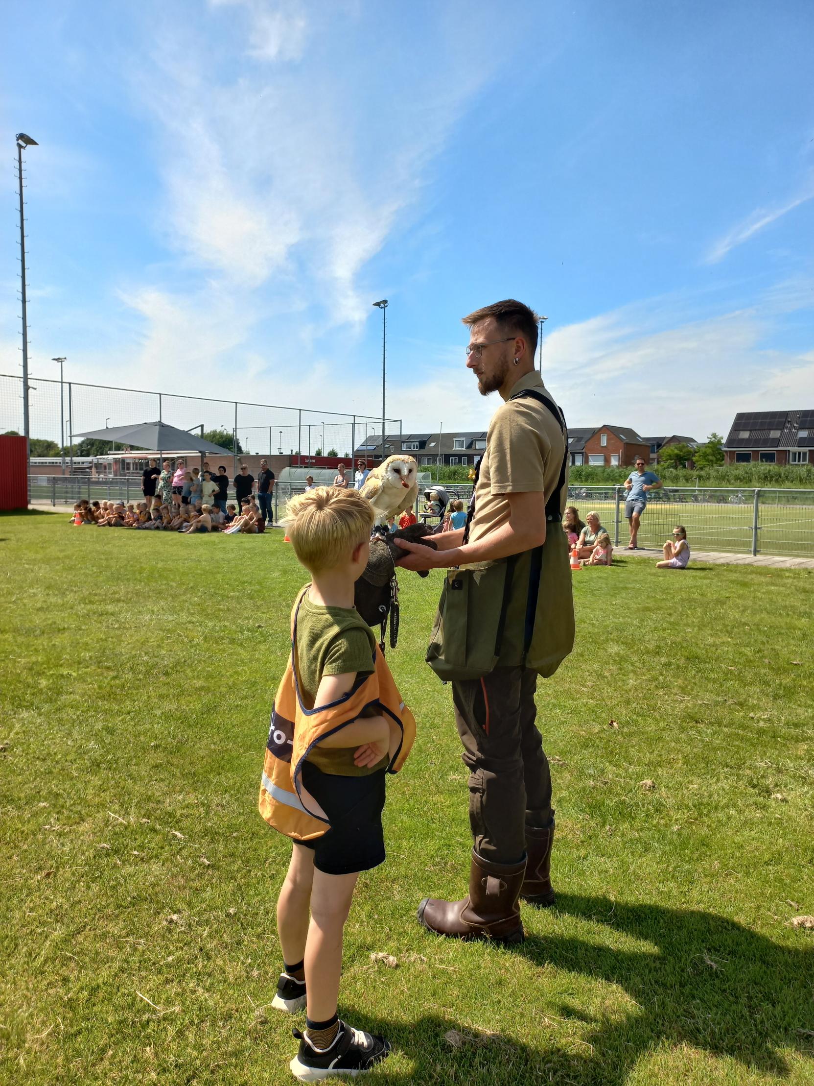 gro-up kinderen gaan naar een roofvogelshow in Linschoten en Montfoort
