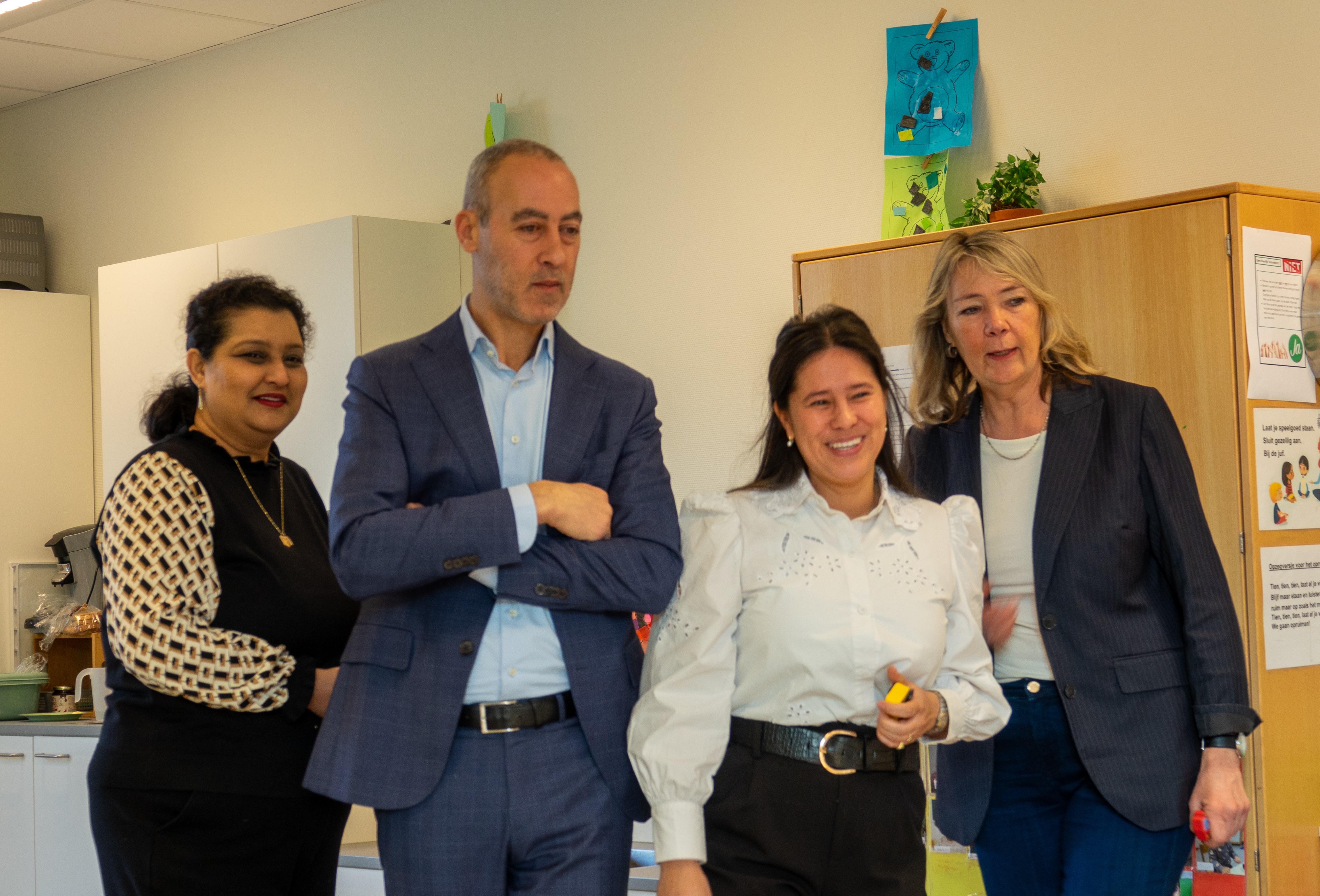 gro-up wethouders Kasmi en Mohamed-Hoesein aan de peuterontbijttafel