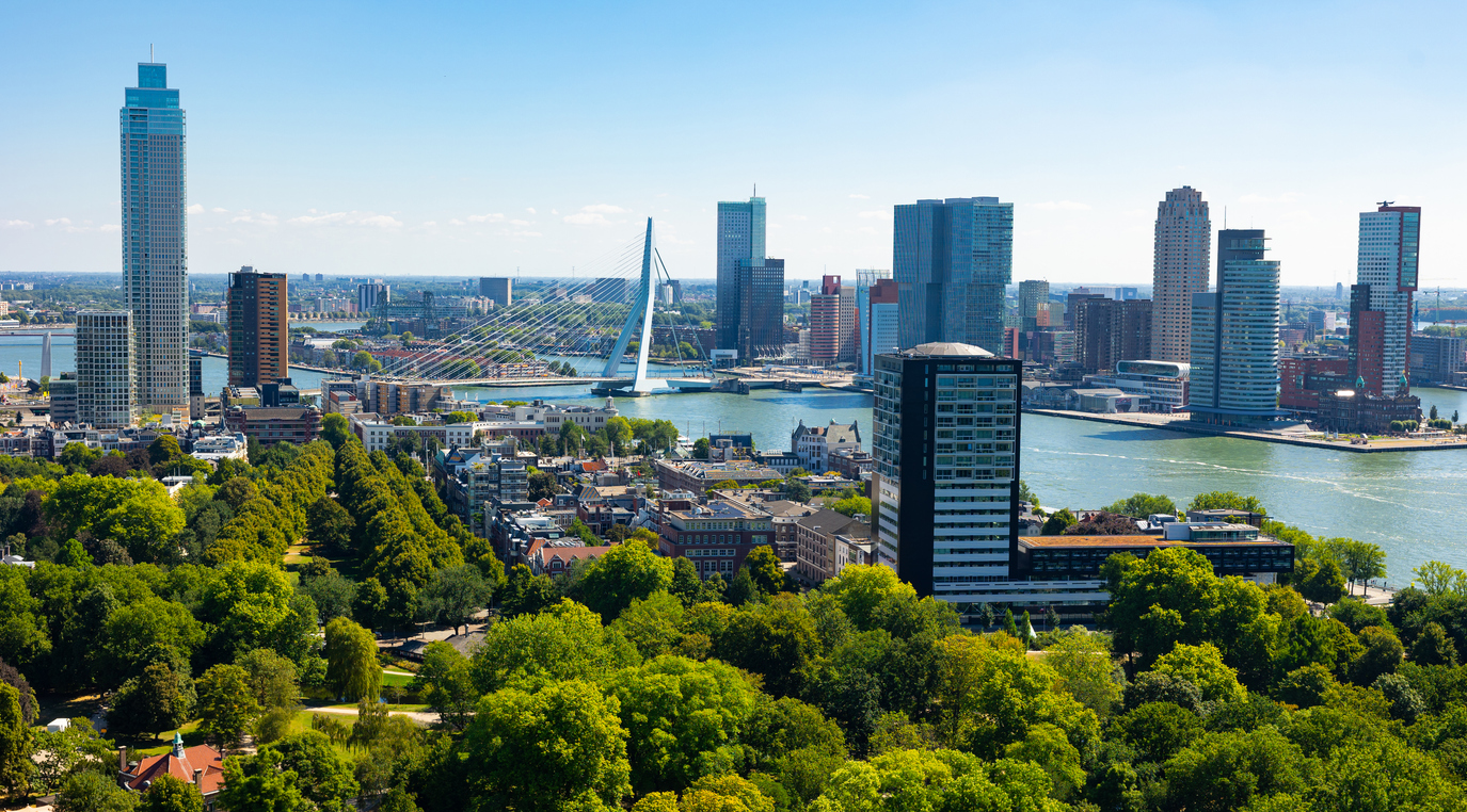 De skyline van Rotterdam. gro-up helpt nieuwkomers hun weg te vinden in de stad met het project Nieuw in Rotterdam