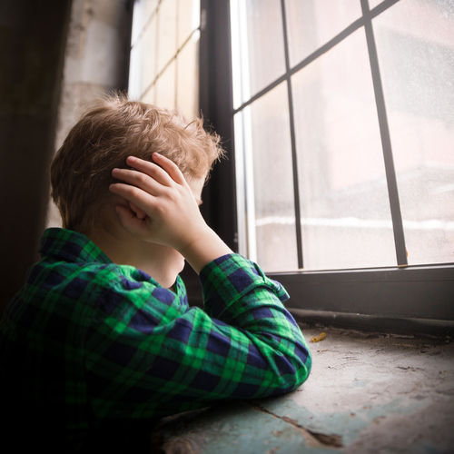gro-up kind handen tegen oren