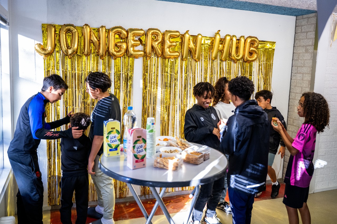 Wat Zijn De Uitdagingen Bij Het Opzetten Van Een Jongerenhub
