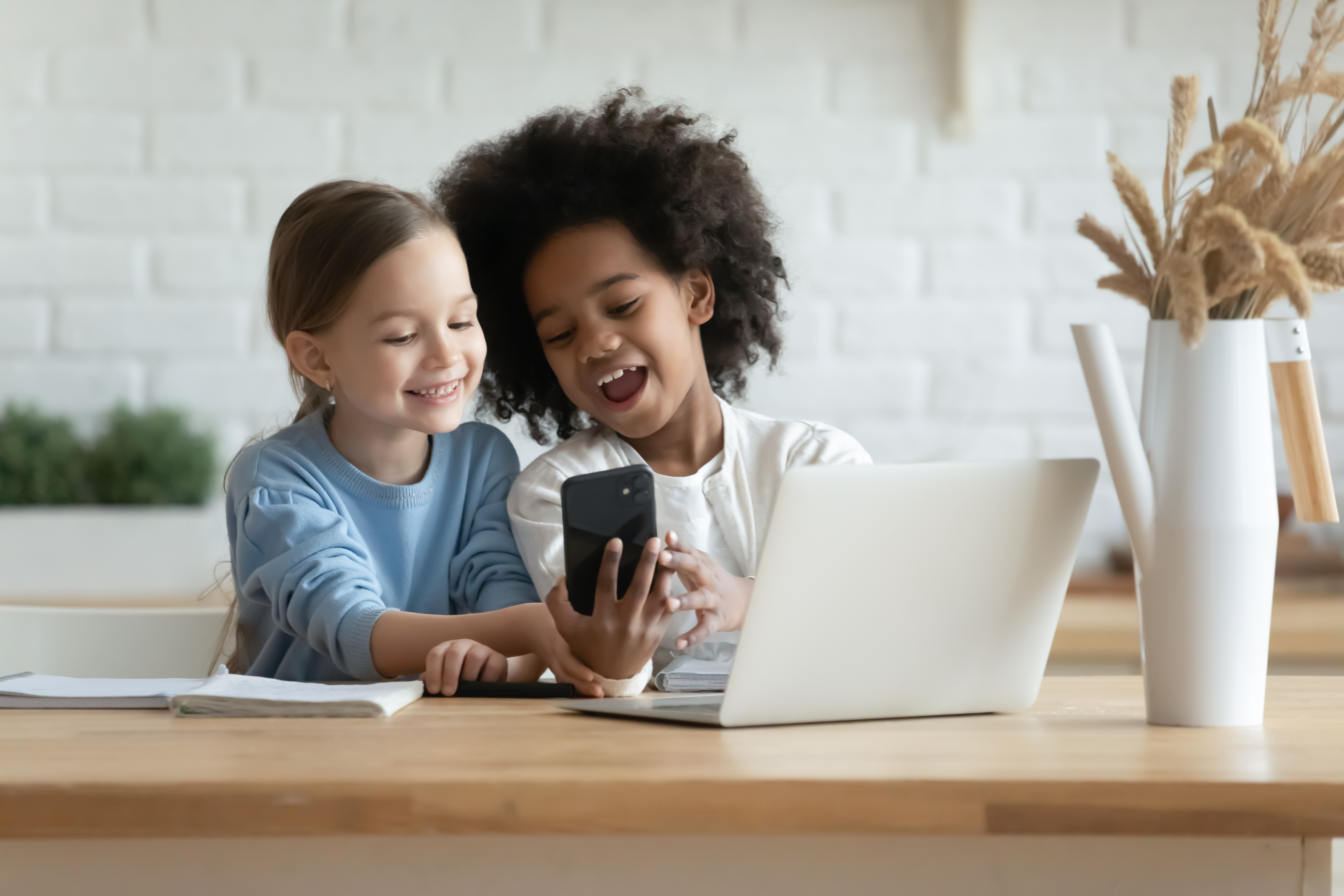 gro-up kinderen smartphone en laptop