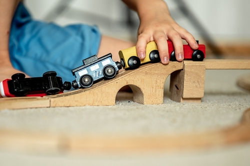 gro-up kinderen peuter speelt met trein