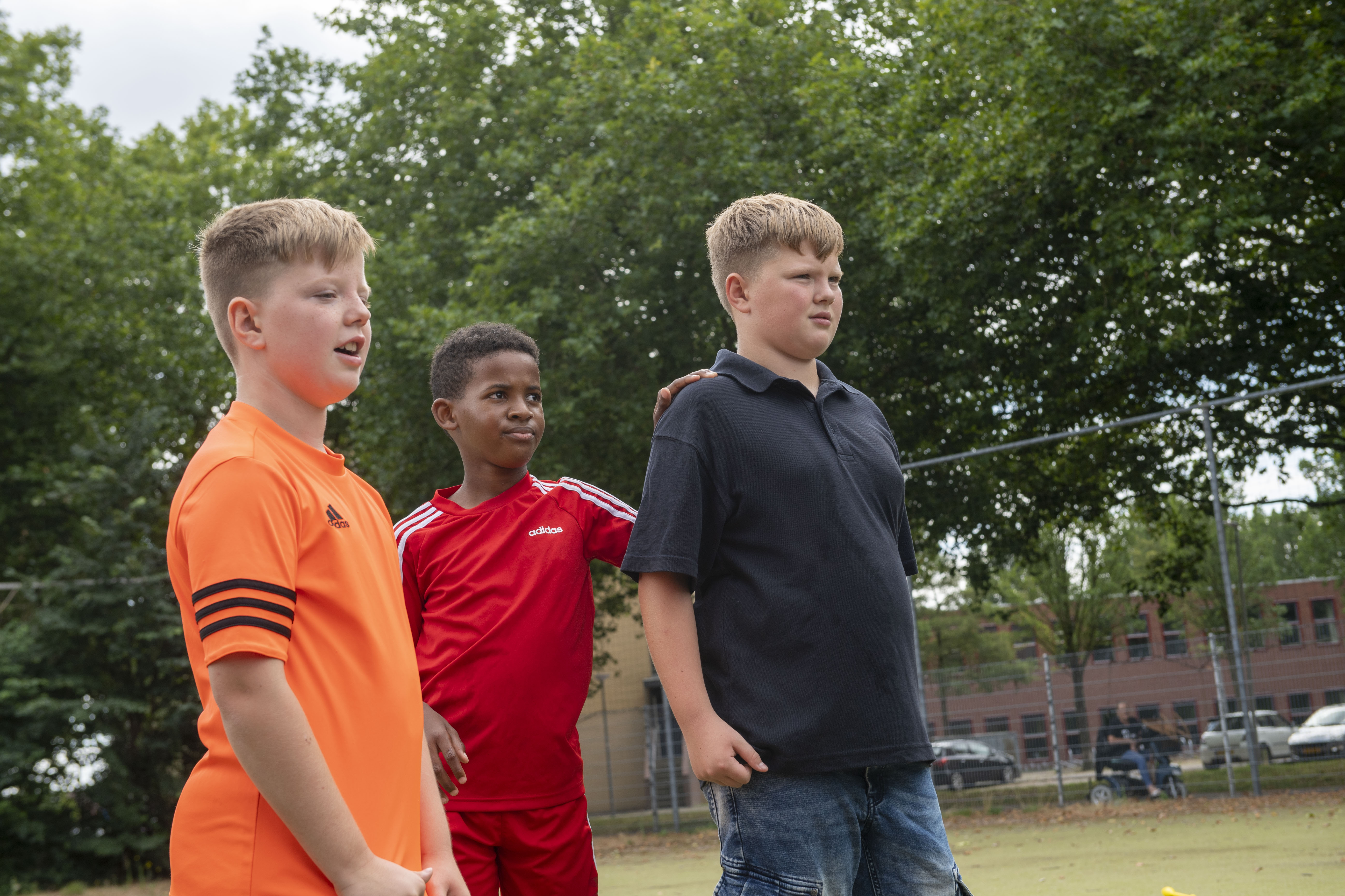 gro-up kinderen op voetbalveld