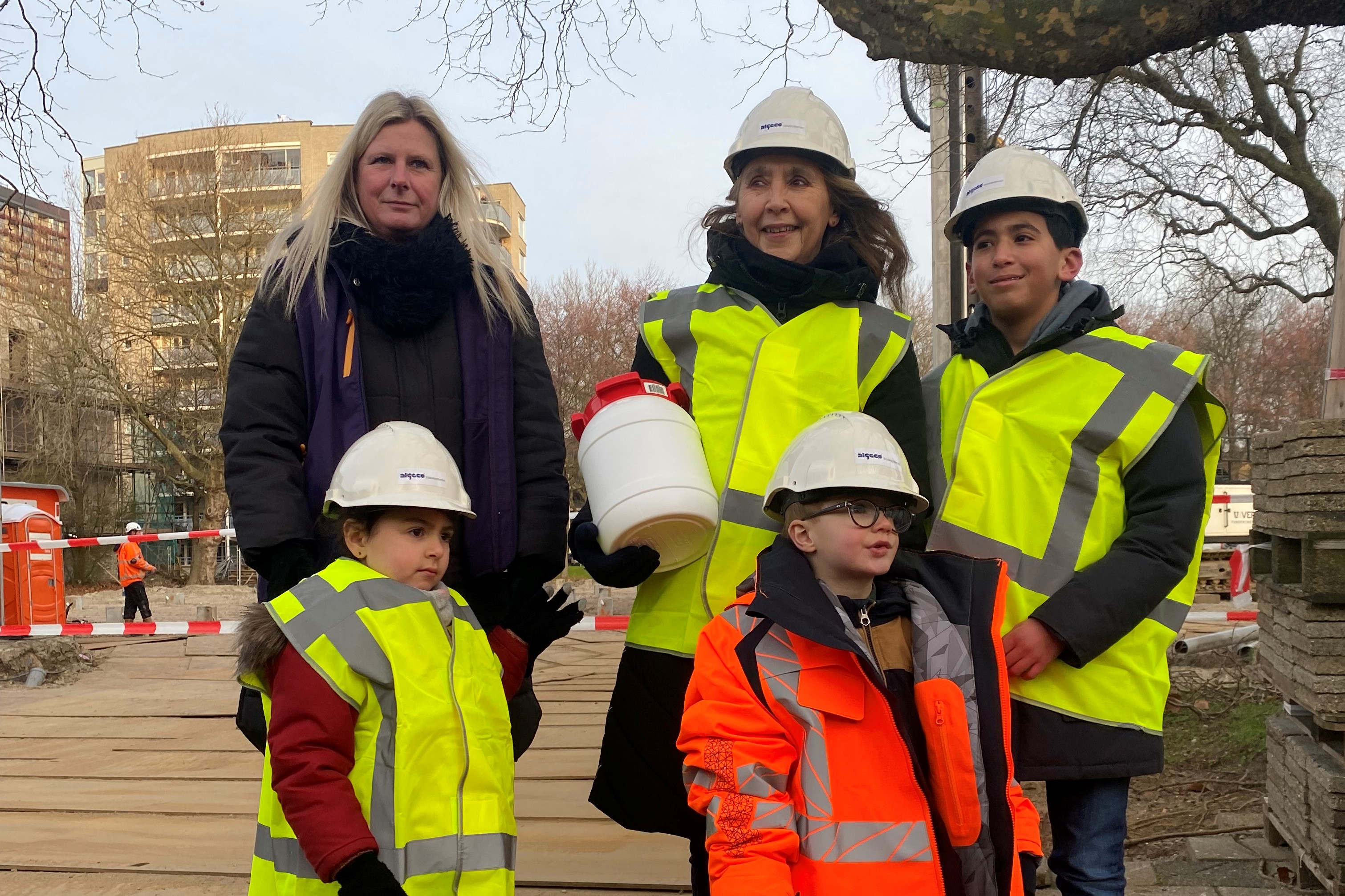 gro-up kinderen Eerste Paal Nieuwbouw J.A. Bijlooschool Is Geslagen