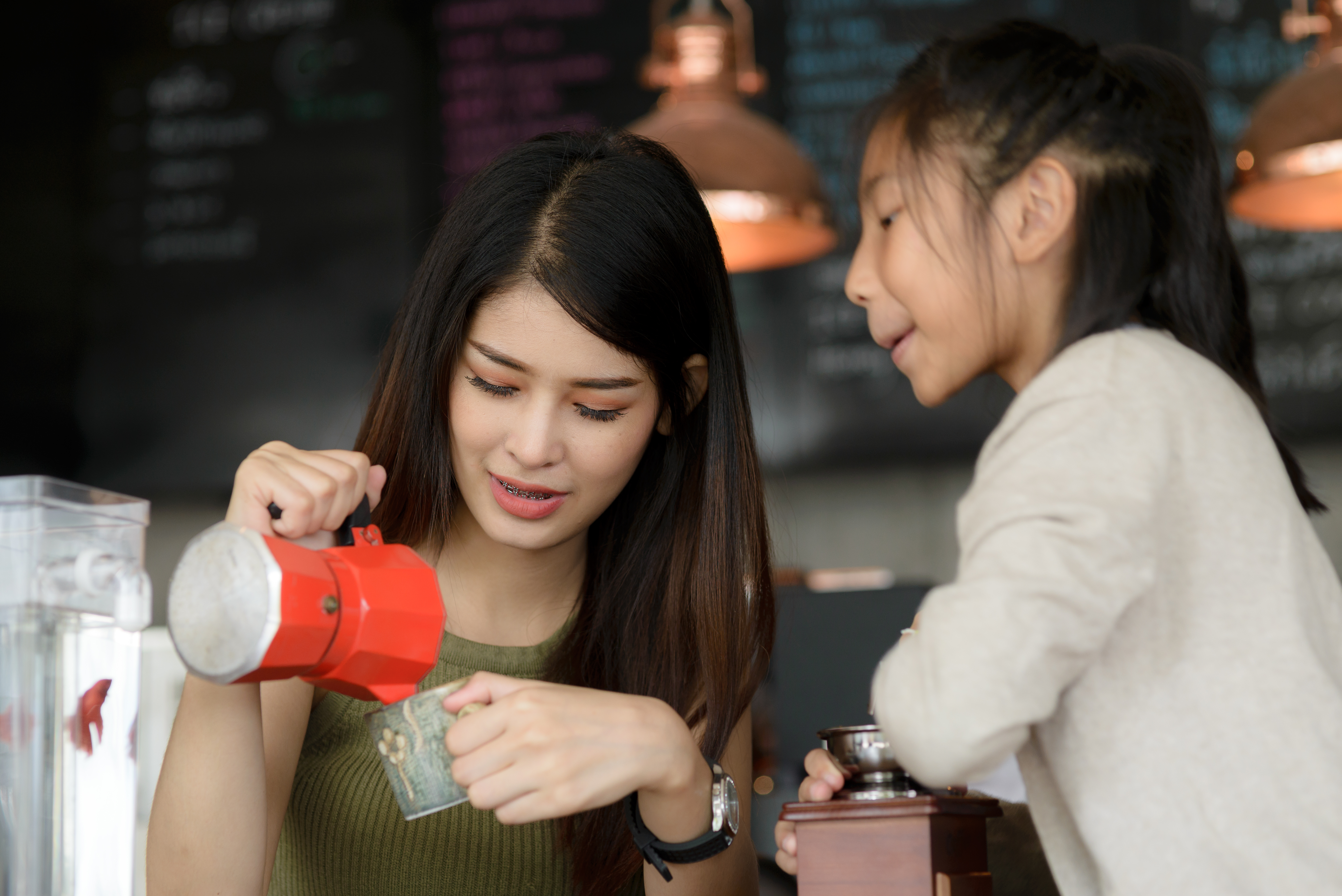 gro-up kinderen zetten koffie