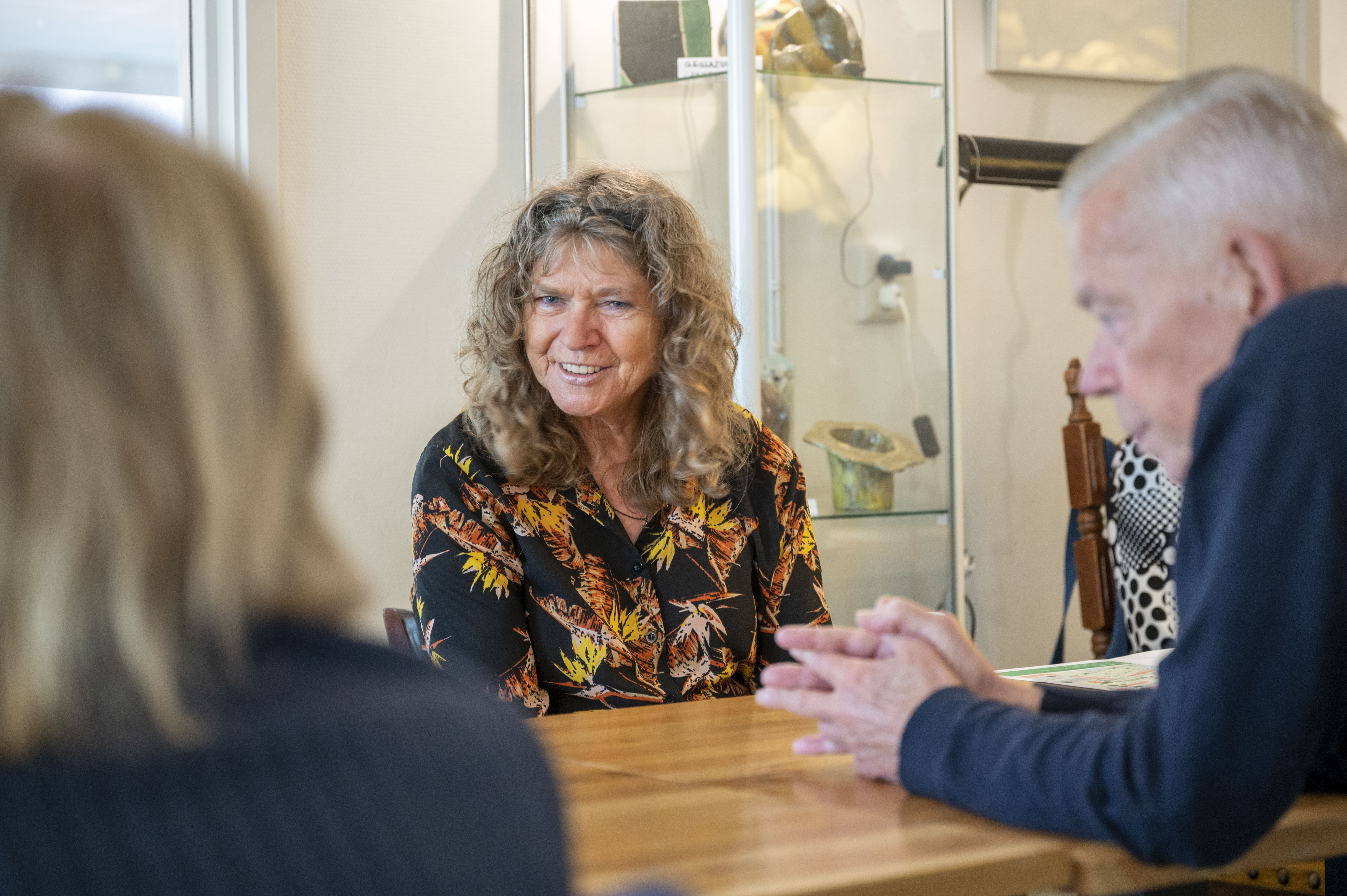 gro-up volwassenen aan tafel