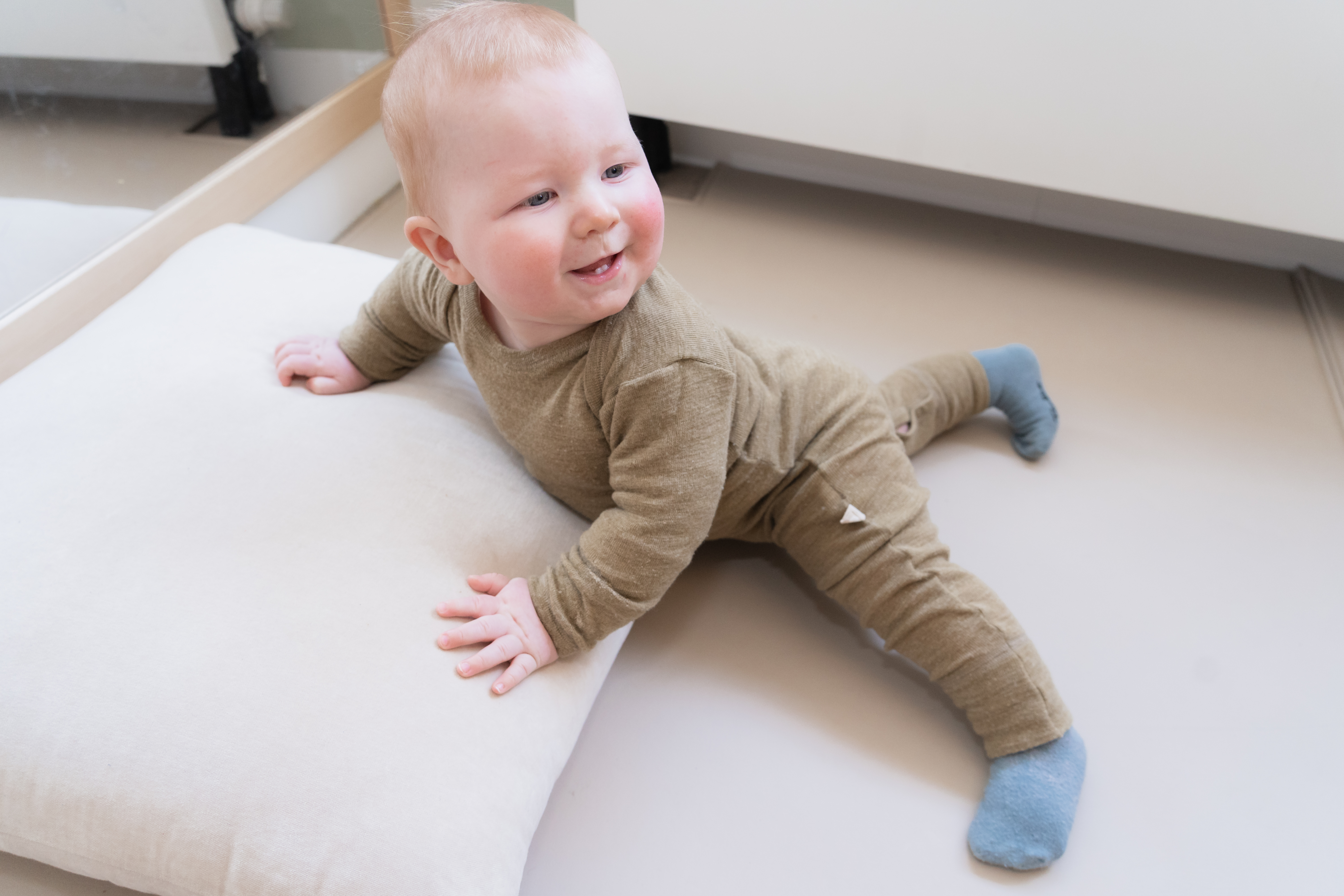 gro-up kinderdagverblijf baby kruipt over de vloer