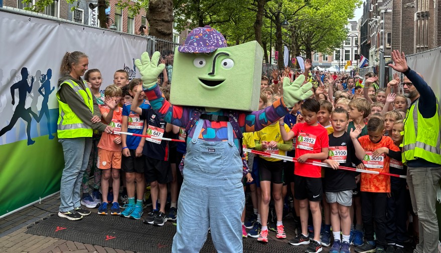 kinderen en mascotte grup bij de start van de kinderloop van de Golden Tenloop Delft