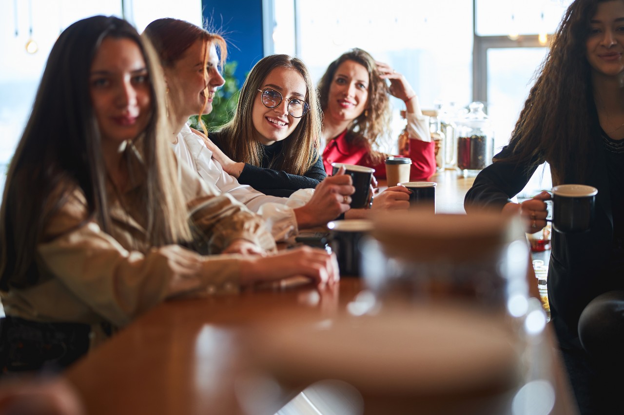 Dames drinken een kopje koffie tijdens Buurtbakkie van gro-up buurtwerk in Zoetermeer