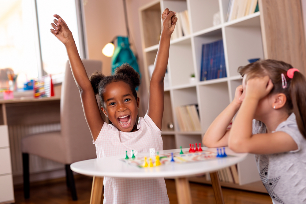 gro-up kind juicht, kind baalt