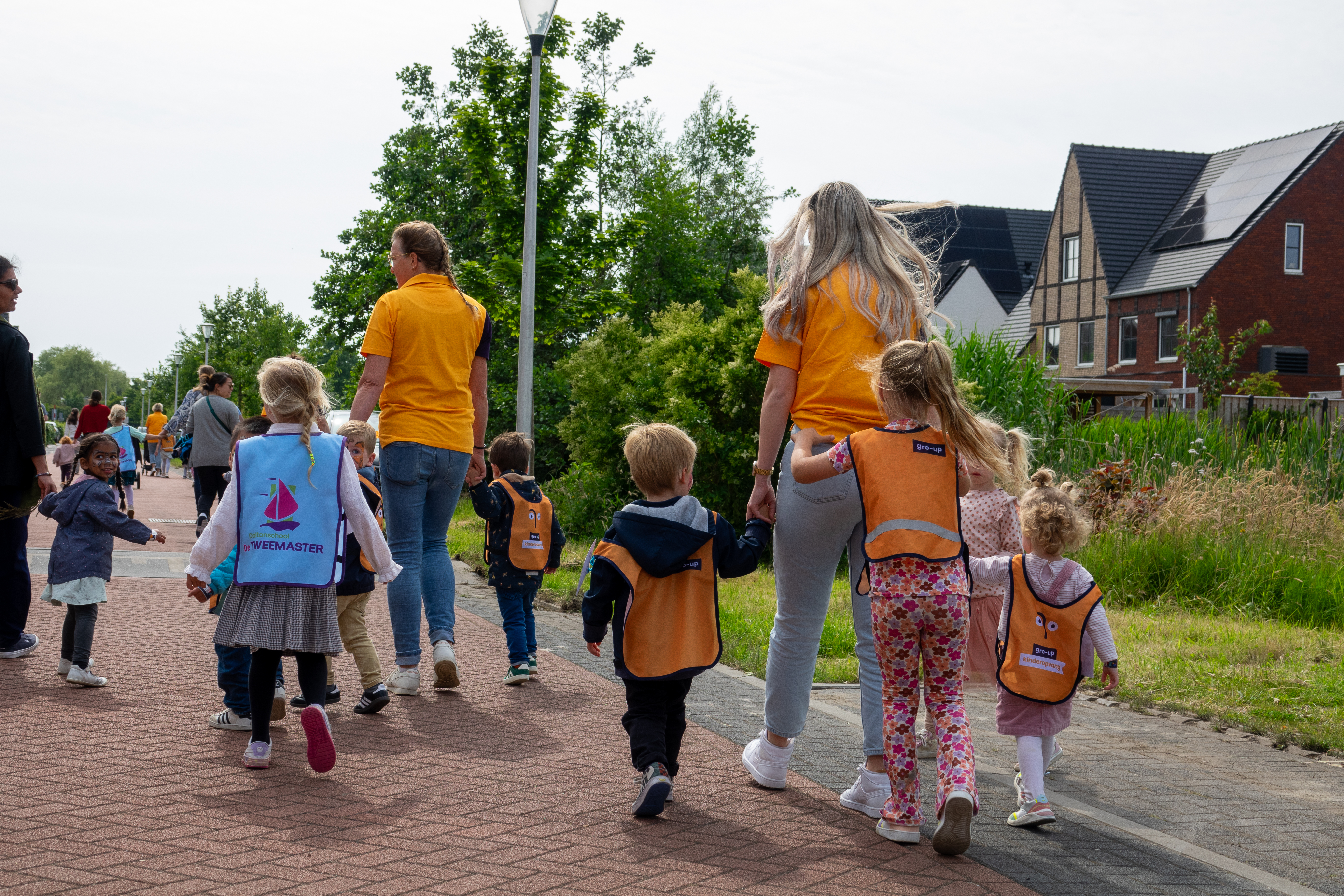 gro-up kinderen tijdens de peutervierdaagse: alle peuters aan de wandel