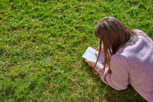 gro-up jeugd schrijven in het gras