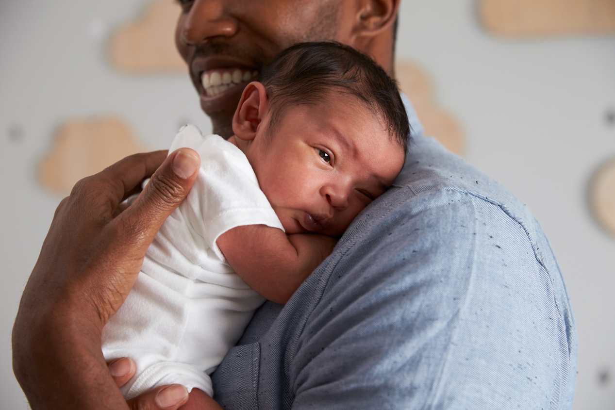 gro-up baby krijgt genegenheid van een man