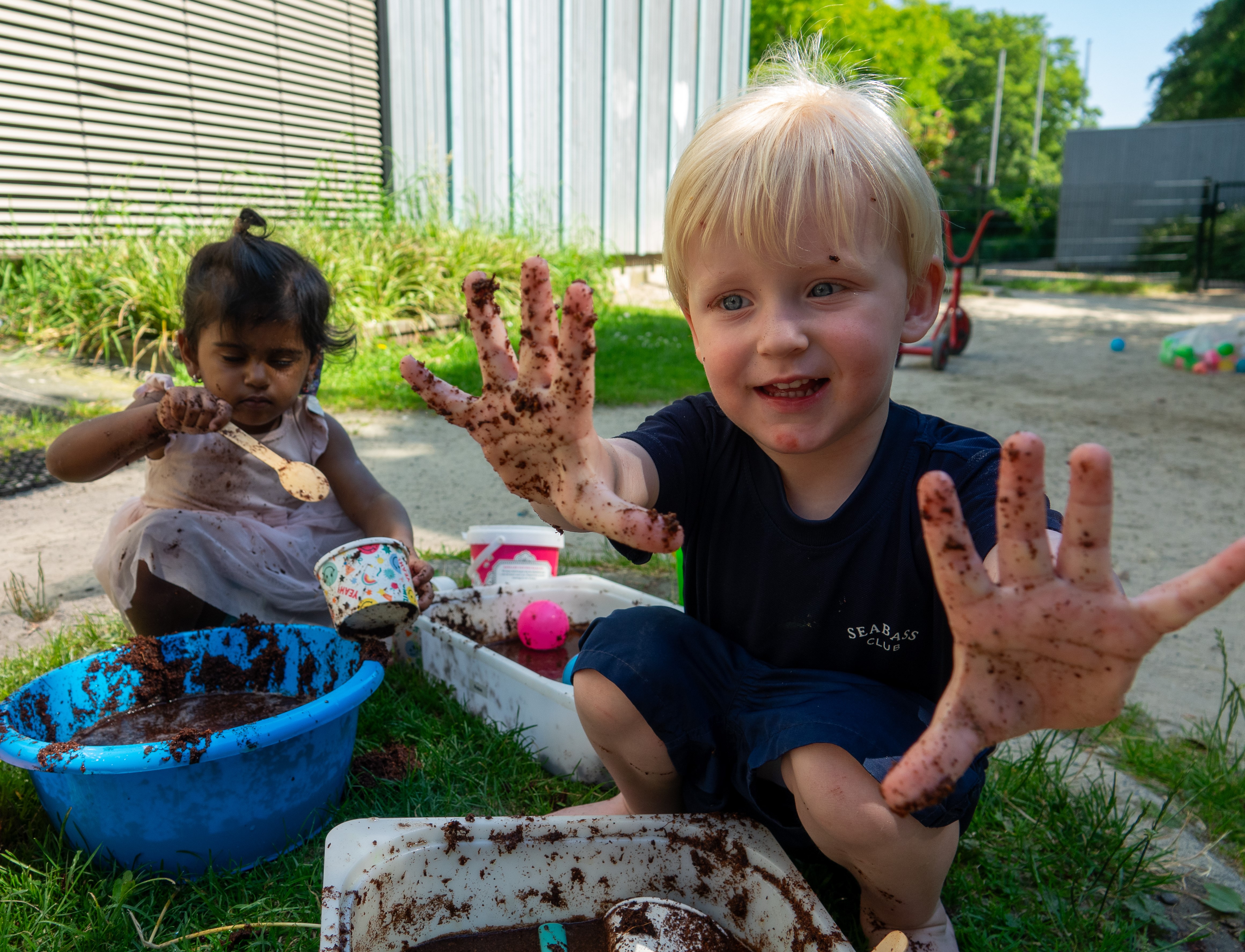gro-up kinderen mogen vies worden en spelen met modder op ModderDag 2024