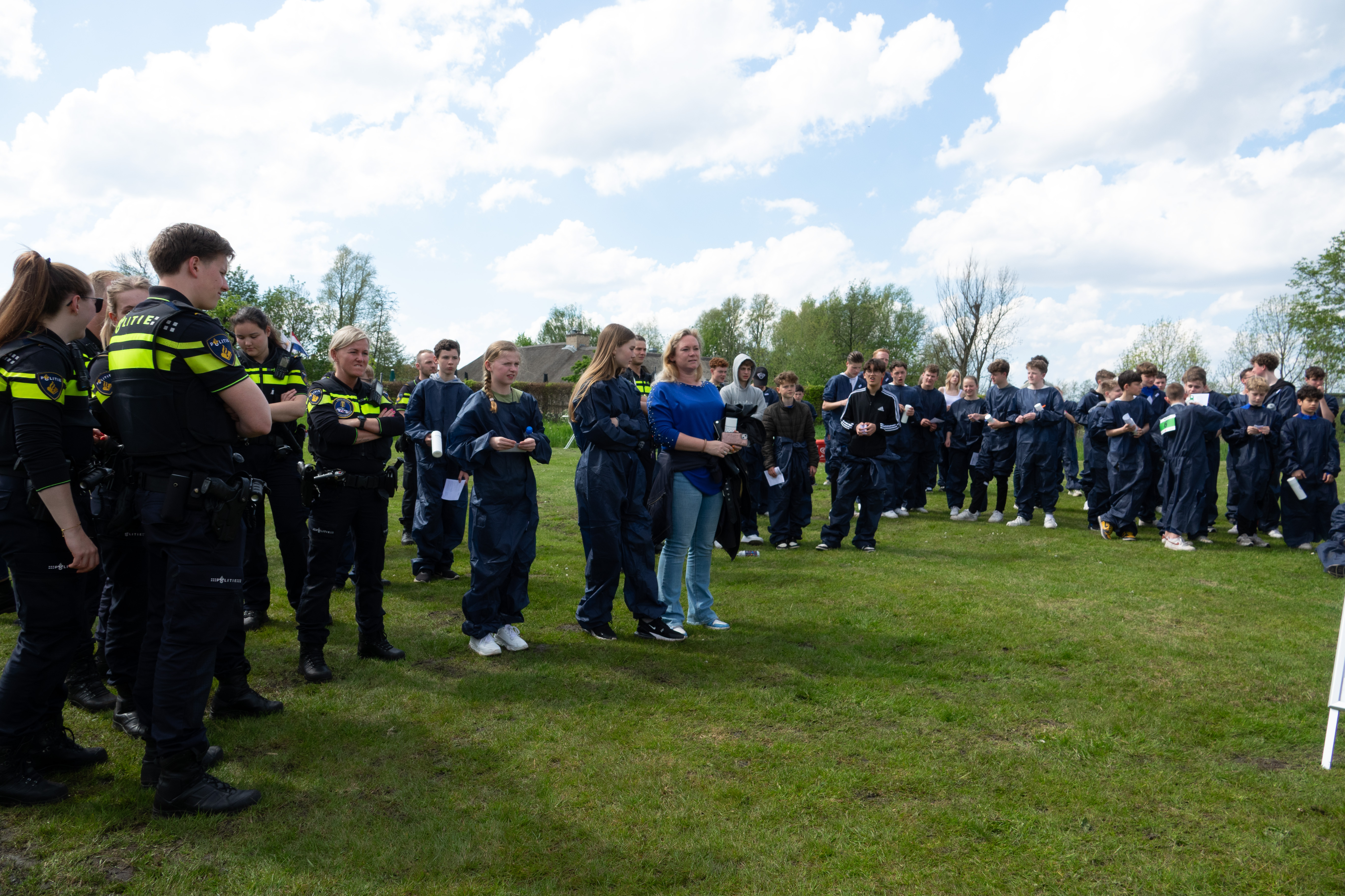 Jongeren en politie staan klaar voor de start van The Hunt in Pijnacker-Nootdorp