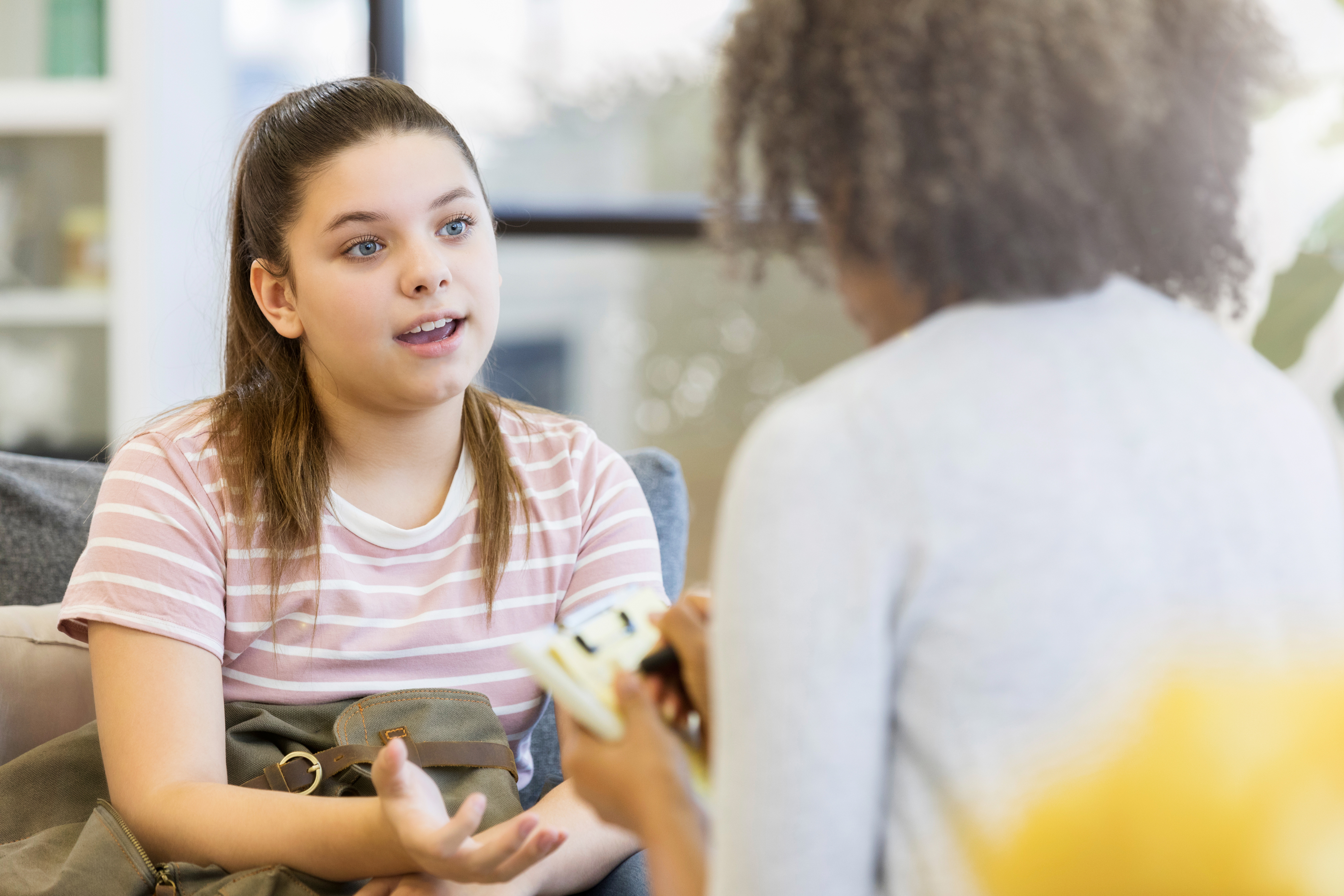 Buurtverbinder van gro-up buurtwerk in gesprek met een buurtbewoner