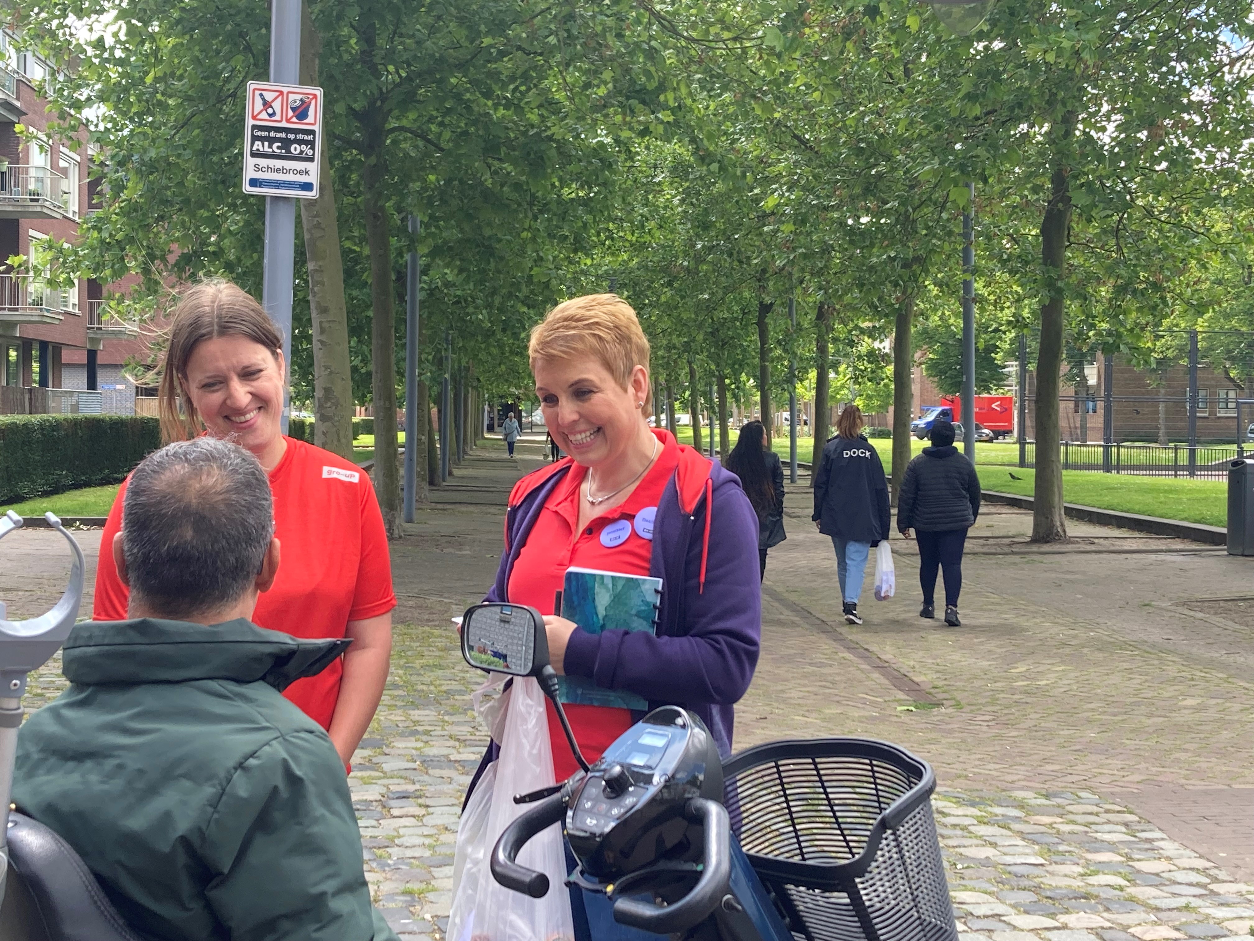gro-up medewerkers delen superkrachtbuttons uit