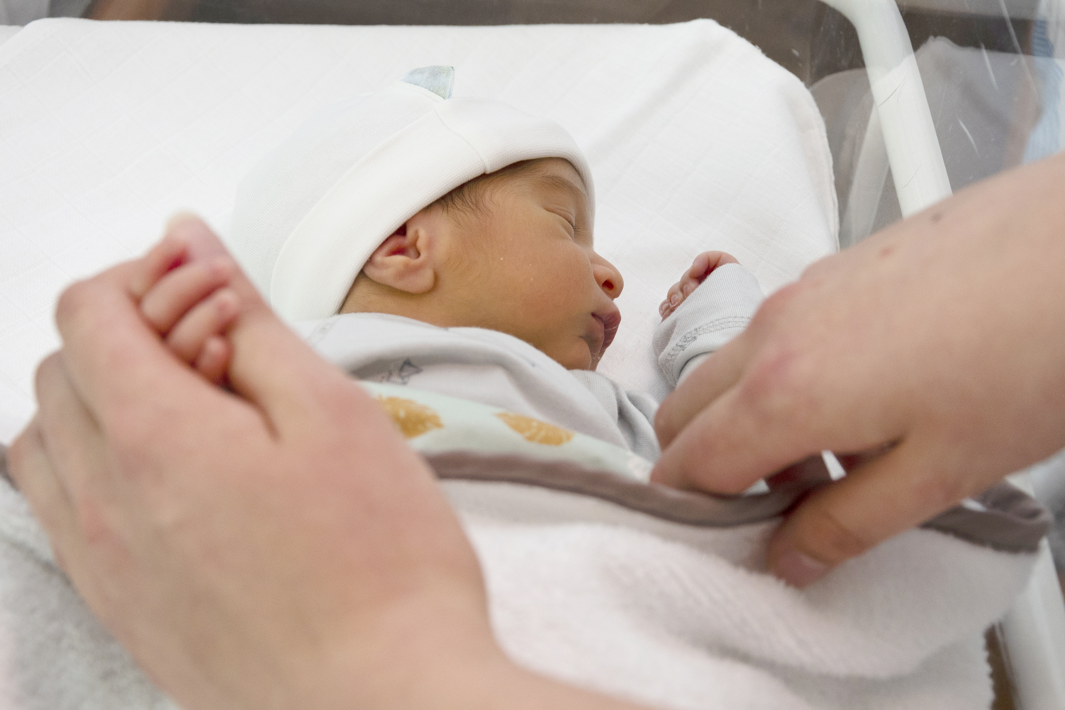 Baby wordt verzorgd door kraamverzorgende
