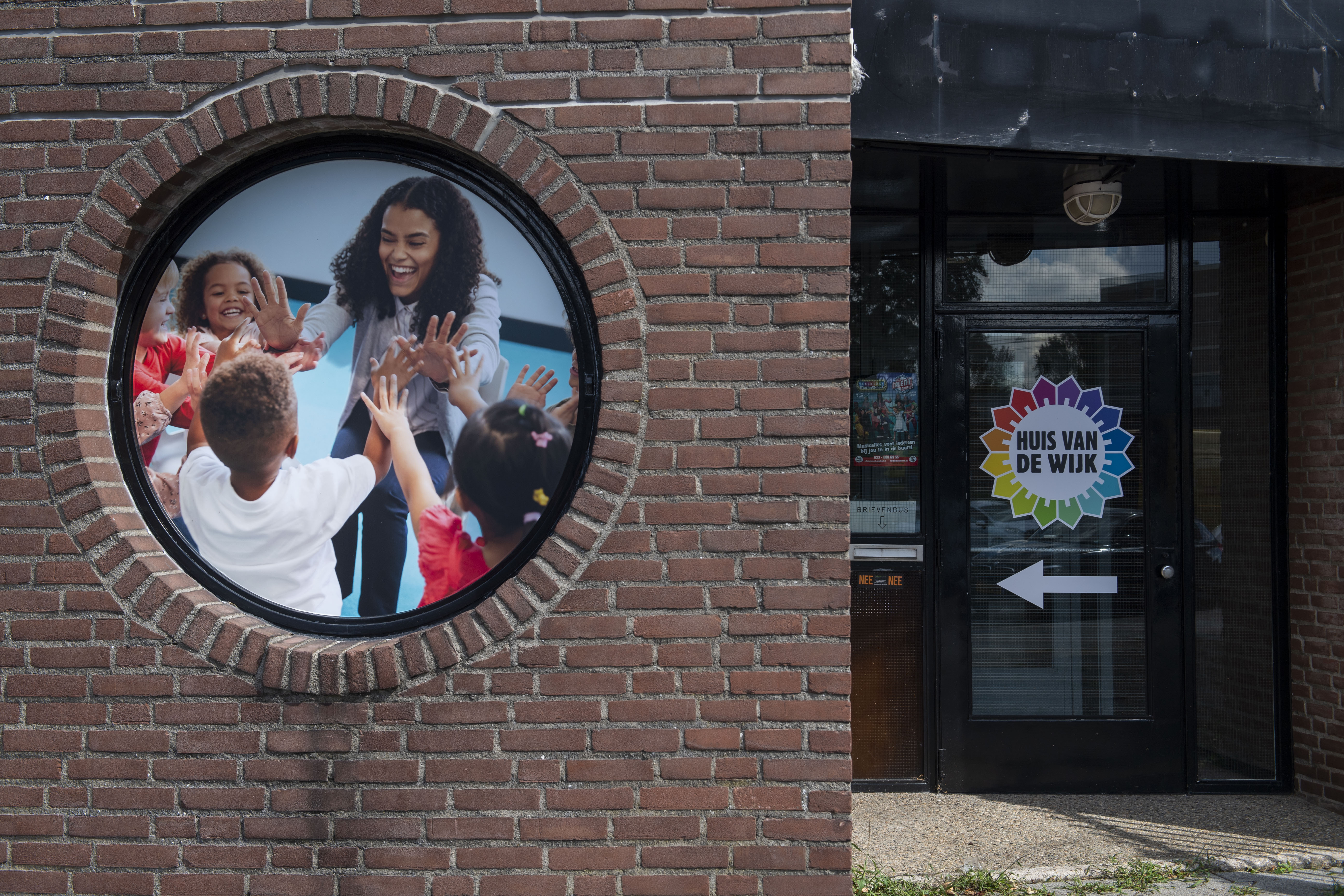 De voorkant van het Huis van de Wijk Ommoord van gro-up buurtwerk