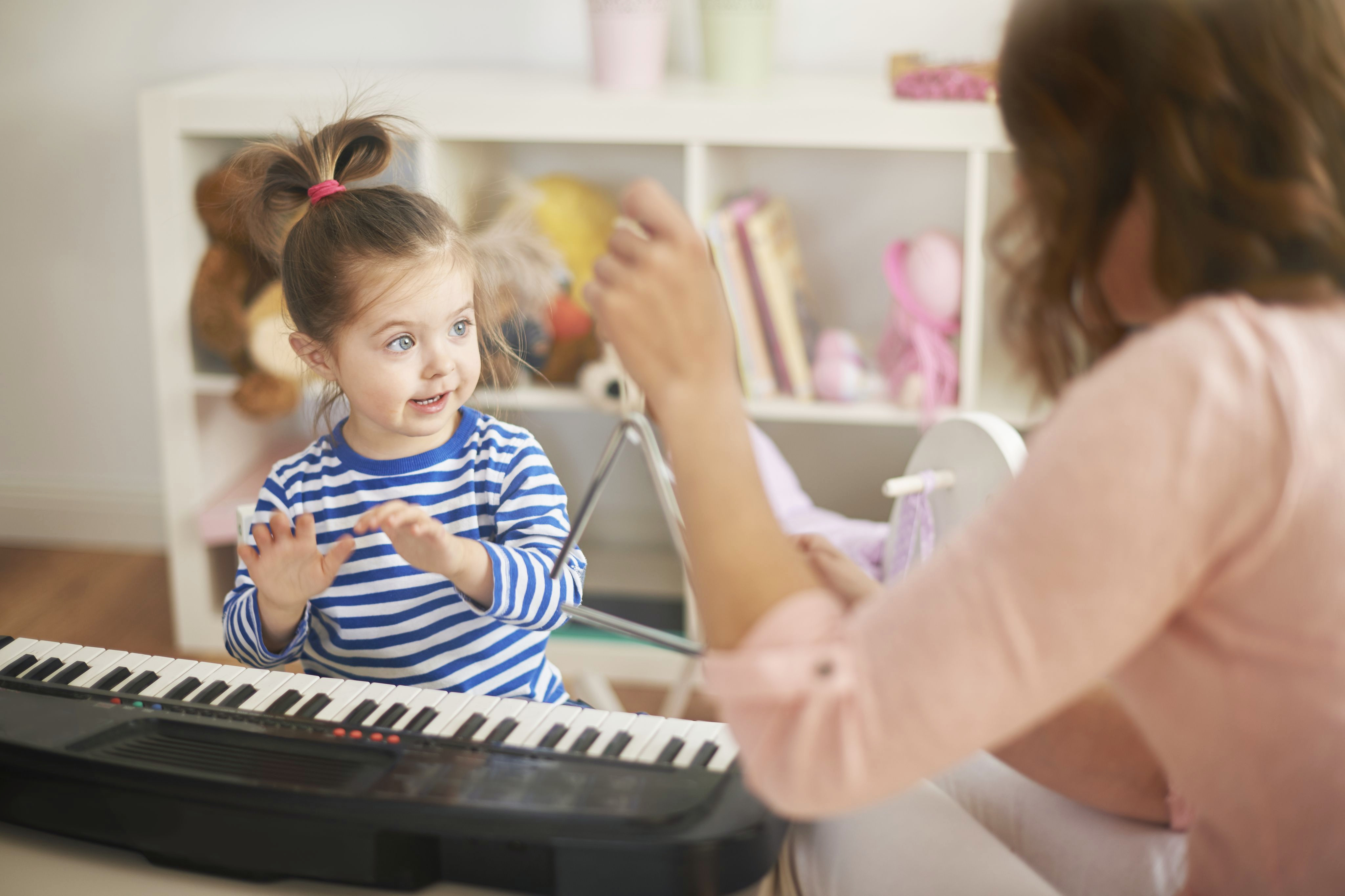 gro-up volwassene ouder maakt samen met haar dochter muziek